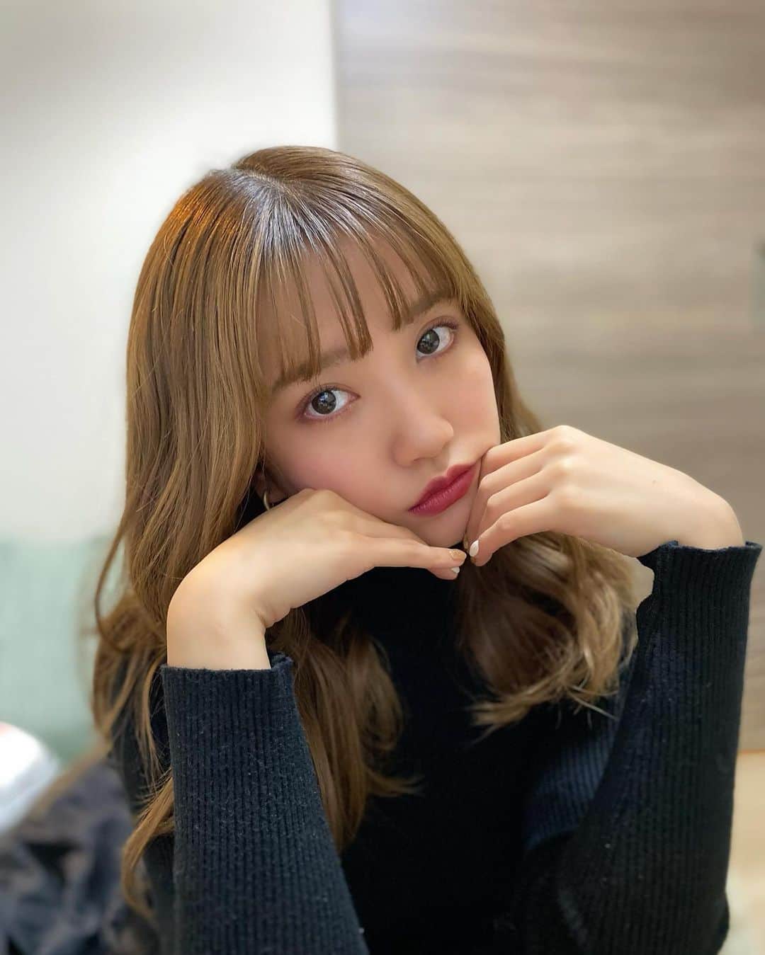 加藤玲奈のインスタグラム：「一個前の投稿のリップつけた写メ🍁💄 二色を混ぜて塗ってみました☺️ メイクって無限大だから楽しっ」