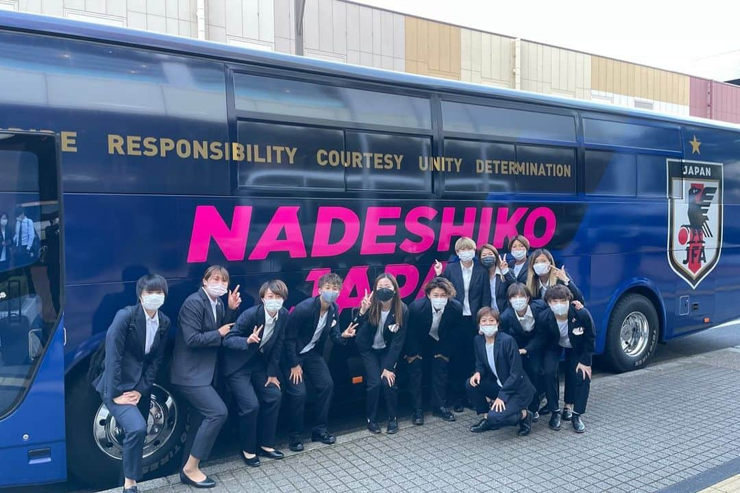 清水梨紗さんのインスタグラム写真 - (清水梨紗Instagram)「. なでしこのバスかっこいい🚌  これ見かけたら 手振ってくださいね💙💙  ©︎JFA #なでしこジャパン  #なでしこバス #なでしこ」10月24日 21時22分 - risa_shimizu_2