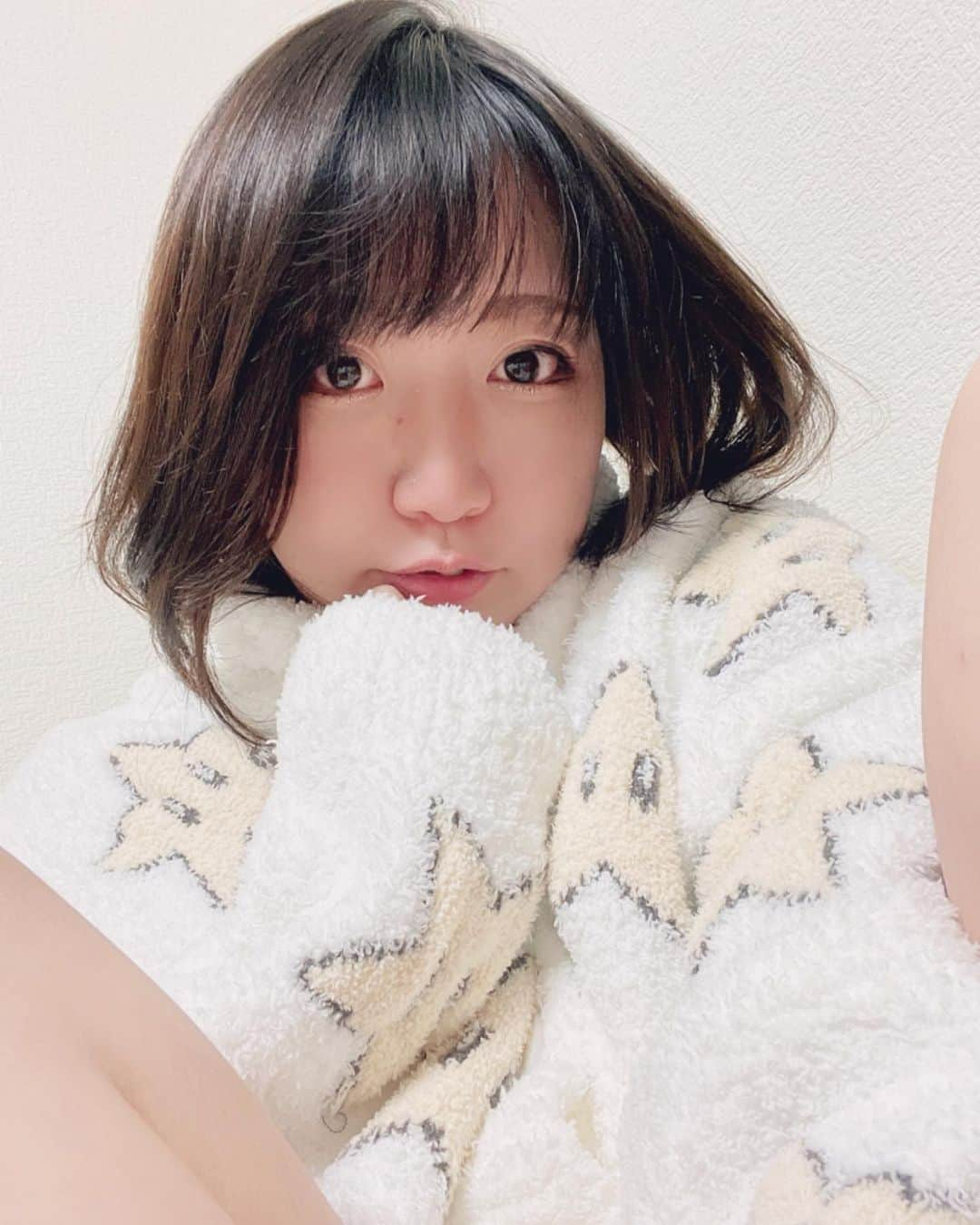 ちゃんまいさんのインスタグラム写真 - (ちゃんまいInstagram)「・ ・ いつもお世話サマ〜になっているFCスタッフの姉さまから性誕プレゼント…サンクスモニカすぎます😭💗 ・ お部屋でも常に（バブル）スター状態である⭐️ ・ ・ #ベッドイン #japanese #sexy #idol」10月24日 21時23分 - dakko_shite_cho3