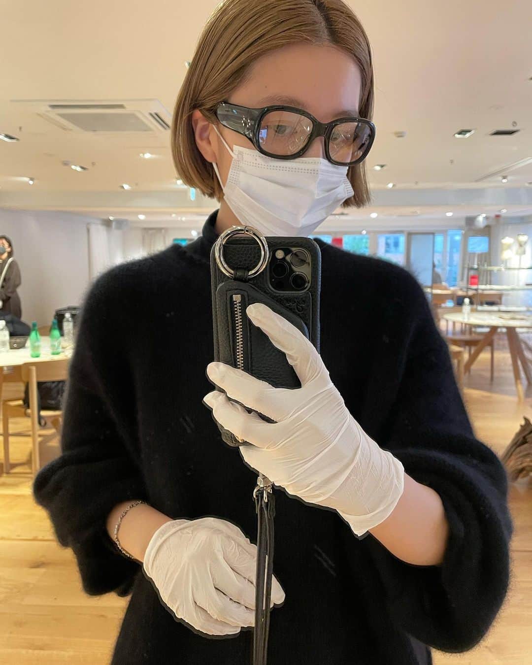 saki kojimaのインスタグラム：「. @globespecs_official の展示会にて、２つしか写真撮れなかったけど🤳会場にあった眼鏡ぜ〜〜〜んぶ、欲しかったです..本当に🥺👓(でも悩みに悩んで1つに絞りました)」
