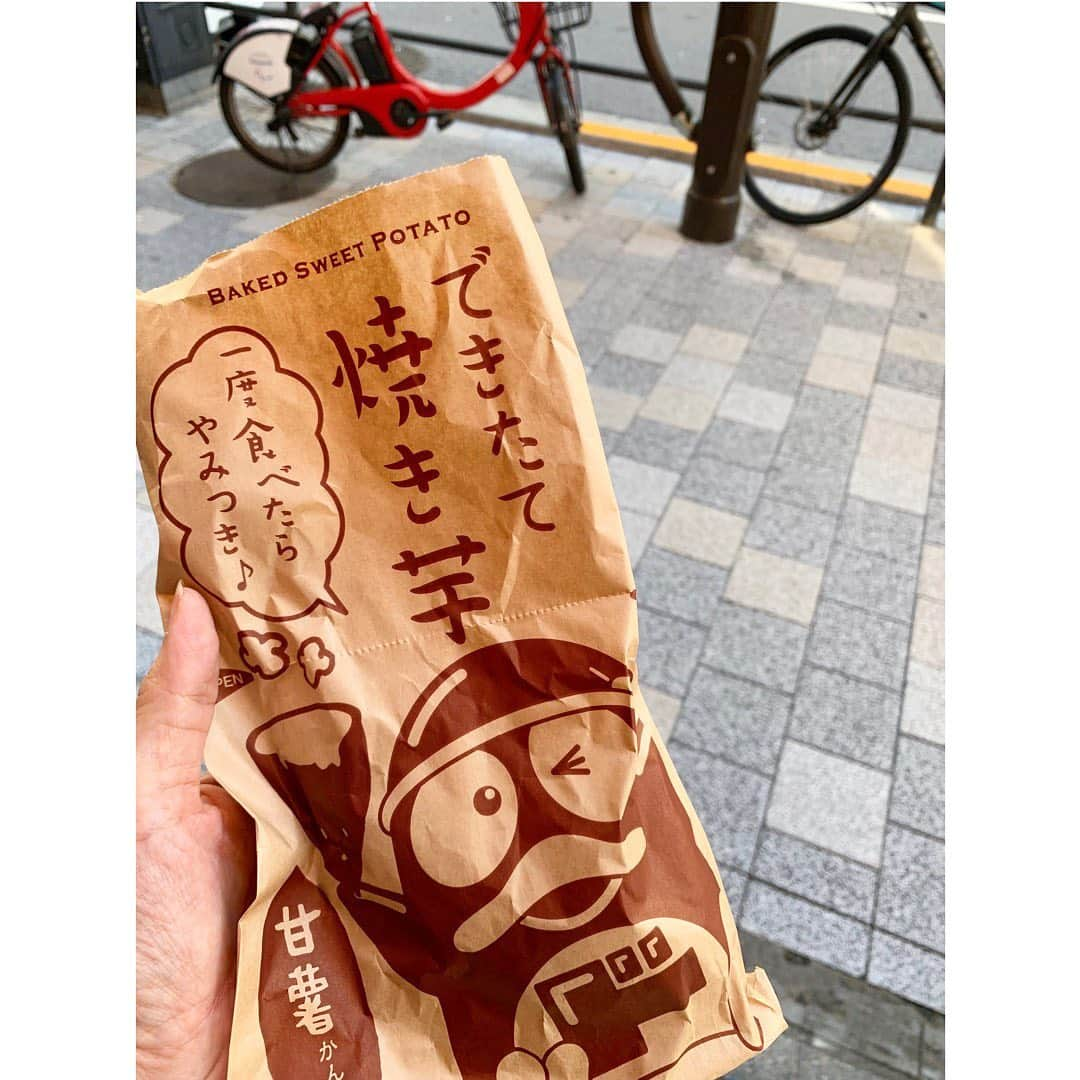 武藤京子さんのインスタグラム写真 - (武藤京子Instagram)「* * 焼き芋持って 嬉しそうな人🍠 * #ドンキホーテ #美味しいよ #税抜き168円 #紅はるか #capeheights #curensology #maisonmargiela #zara #drmartens #アメブロ更新しました」10月24日 21時35分 - kyokomuto0628