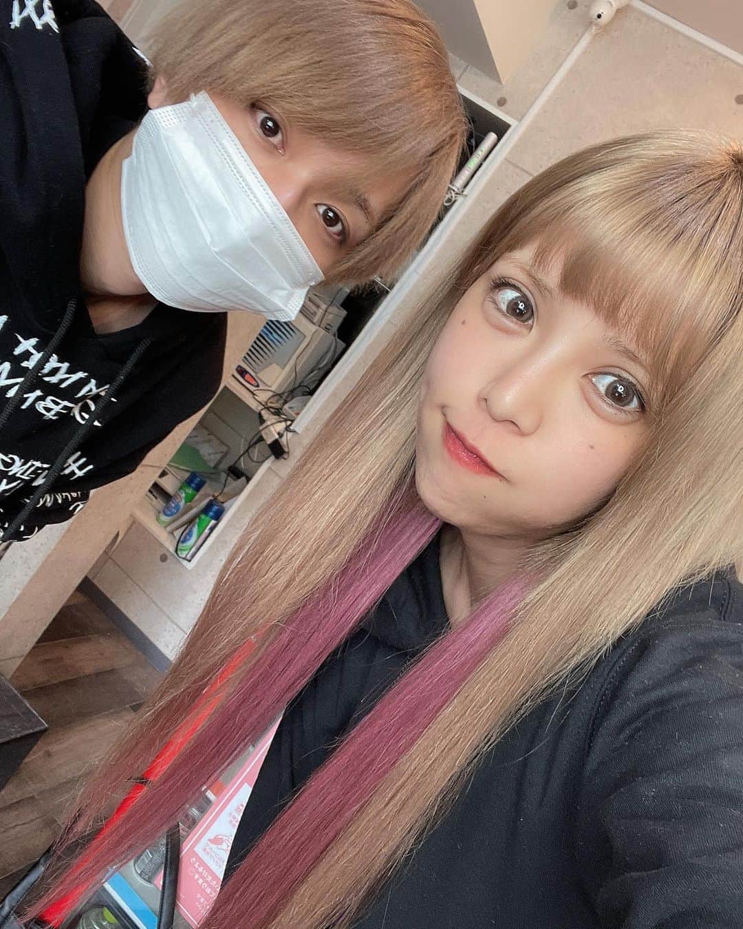 坂口杏里のインスタグラム：「前のインナーカラーが色落ちしてしまったから  歌舞伎町【RE】で、 パープルのインナーカラー やり直してもらったよ😍✨  REのトリートメント、ビックリする程 さっっっらさら💦 けんとくんありがとう😢✨  【RE】是非是非是非！！ けんとくん指名で行ってみてください😍💇‍♀️  ＃プルエクステ #インナーカラー #歌舞伎町 #美容院 #トリートメント  #最強」