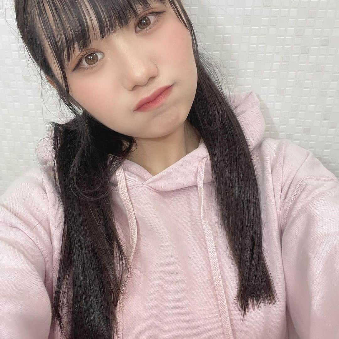 七瀬ななのインスタグラム：「2021.10.24 ⁡ 寒くなってきたし、これからパーカー女子率高め！！♡ ⁡ 今年は何色のパーカー買おうかな？？ ⁡ おすすめあったら教えてね♪  #おーえすけー #osk #名古屋アイドル #アイドル #idol #愛知 #aichi #名古屋 #nagoya #大須 #jc3 #jcブランド #06 #女子中学生 #中学生 #拡散希望 #七瀬なな #なーちゃん #なーちゃんパワー #パーカー女子 #パーカー #パーカーコーデ #ツインテール #秋コーデ #冬コーデ #古参募集 #follow #followme #like4like #f4f」