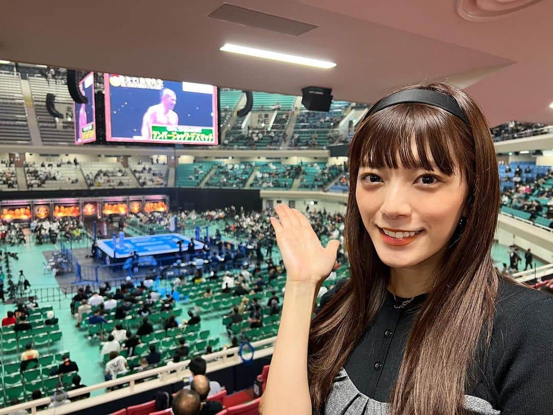 三谷紬さんのインスタグラム写真 - (三谷紬Instagram)「* G1CLIMAX31FINAL🔥 取材後記。 まずは柴田勝頼選手の復帰。 ザック選手がリングインした後 登場曲が流れ出した途端の会場のざわめき。 何が何だかわからなかったのですが 姿を現した柴田選手を見て涙を流しているファンの皆さんが 本当に沢山いらっしゃいました。 そこでやっと、「きっと凄い人なんだ…」と 感じたわけですが… そこからと言うもの5分間が本当にあっという間でした。 帰宅してから必死に遡った柴田選手の歴史。 やっぱり凄い人でした。 早くコスチュームを着て試合をする姿が見たいです！！ . G1決勝について。 まずプロレス初観戦から1年が経過したことを感慨深く思いました。 試合が始まるとメインだけあって会場の空気が一変。 張り詰めた緊張感が漂っていました。 シーンとしていて小声で話しても目立つレベル。 私もものすごく緊張しながら観戦しました。 初めの5分はすごく長く感じました。 まだ5分なんだ、どうなるの？って ハラハラドキドキ。 そんな中で突然のレフェリーストップでした。 正直何が起きたのか全くわかりませんでした。 ただ私の思う怖いプロレスの状況だ…と悟り すぐに一緒に行ったスタッフの後ろに隠れました。 「飯伏選手、大丈夫なの？何？動いてる？」 怖くて見られなかったけれど 頭の中でぐるぐるそんなことを考えていました。 泣きながら土下座をして謝る飯伏選手 心配そうに見つめるオカダ選手 どちらも番組でご一緒したことがあり 努力や苦労を知っていたからこそ 選手の気持ちを考えたら本当に辛くて なぜか私が会場で人目も憚らず号泣しました。 多くの選手に本当に良くしていただいたこの1年間。 この大好きな選手たちは 命と引き換えにしてリングに上がっていることを 改めて実感しました。 「新日ちゃんぴおん。」のMCを担当する上で もっと敬意を持って さらに選手一人一人の特徴を生かして プロレスをプロレスラーを より多くの方に愛してもらえるように 番組に真剣に取り組まなくてはと改めて感じました。 私の中でターニングポイントになりそうな一日だったので 長文ですがこのように残すことにしました。 改めて、選手の皆さん本当にお疲れ様でした！ * #njpw#new#japan#pro#wrestling#新日本プロレス#g1#g1climax31#climax#31#final#取材#後記#飯伏幸太 選手#オカダカズチカ 選手#柴田勝頼 選手#新日ちゃんぴおん#テレビ朝日#アナウンサー#三谷紬」10月24日 21時54分 - mitani_tsumugi