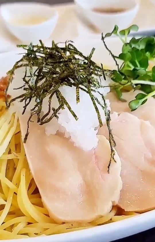 石関友梨のインスタグラム：「【チェーロ】いりこと赤城鶏の生ハムパスタ ¥1,000  いりこを使った珍しいパスタ！お魚の風味が香ばしく、大根おろしやカイワレでさっぱり感と高菜の辛味の和風なパスタ！低温調理された分厚いハムはしっとり柔らかいです♡  途中で梅・わさび・レモンの3種類のドレッシングをお好みでかけて味変を楽しめます✩  【Dining Cielo -チェーロ-】◇◆◇◆◇◆  群馬県高崎市日高町427-1 駐車場あり  ☎ 080-7256-0209  Lunch  11:00-14:30 Dinner  17:30-23:00  定休日  日曜  ◆◇◆◇◆◇◆◇◆◇◆◇◆◇◆◇◆◇◆◇◆  #チェーロ #初出場 #キングオブパスタ20121 #キングオブパスタ  #高崎パスタ #高崎グルメ #群馬グルメ #群馬食べ歩き #パスタの大会 #過去優勝店 #TVでも紹介 #パスタ  #詳しくはキングオブパスタHPにて #高崎パスタ大使」