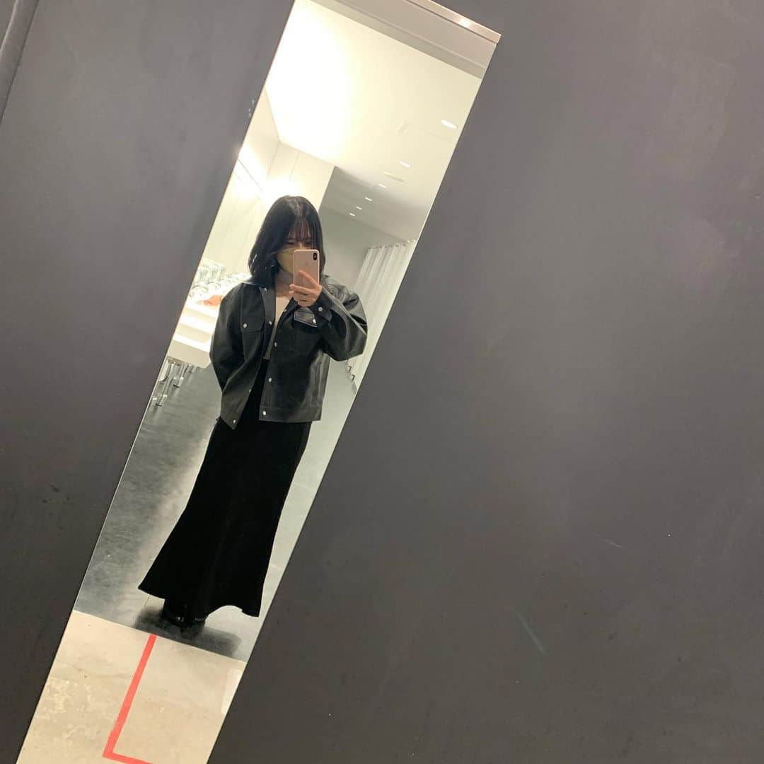 仙石來夢のインスタグラム：「👚🖤 #私服#黒コーデ#マーメイドスカート#コーデ#ライダースジャケット#全身」