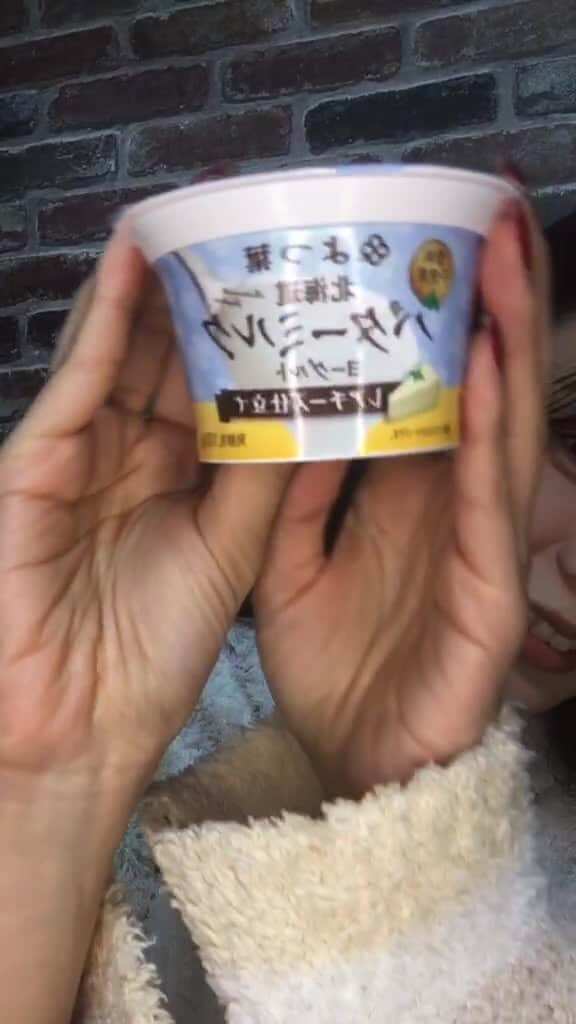 朝見心のインスタグラム：「インスタライブ  よつ葉乳業 北海道バターミルク ヨーグルト レアチーズ仕立て 秒で食べて 食レポめっちゃ下手なやつ」