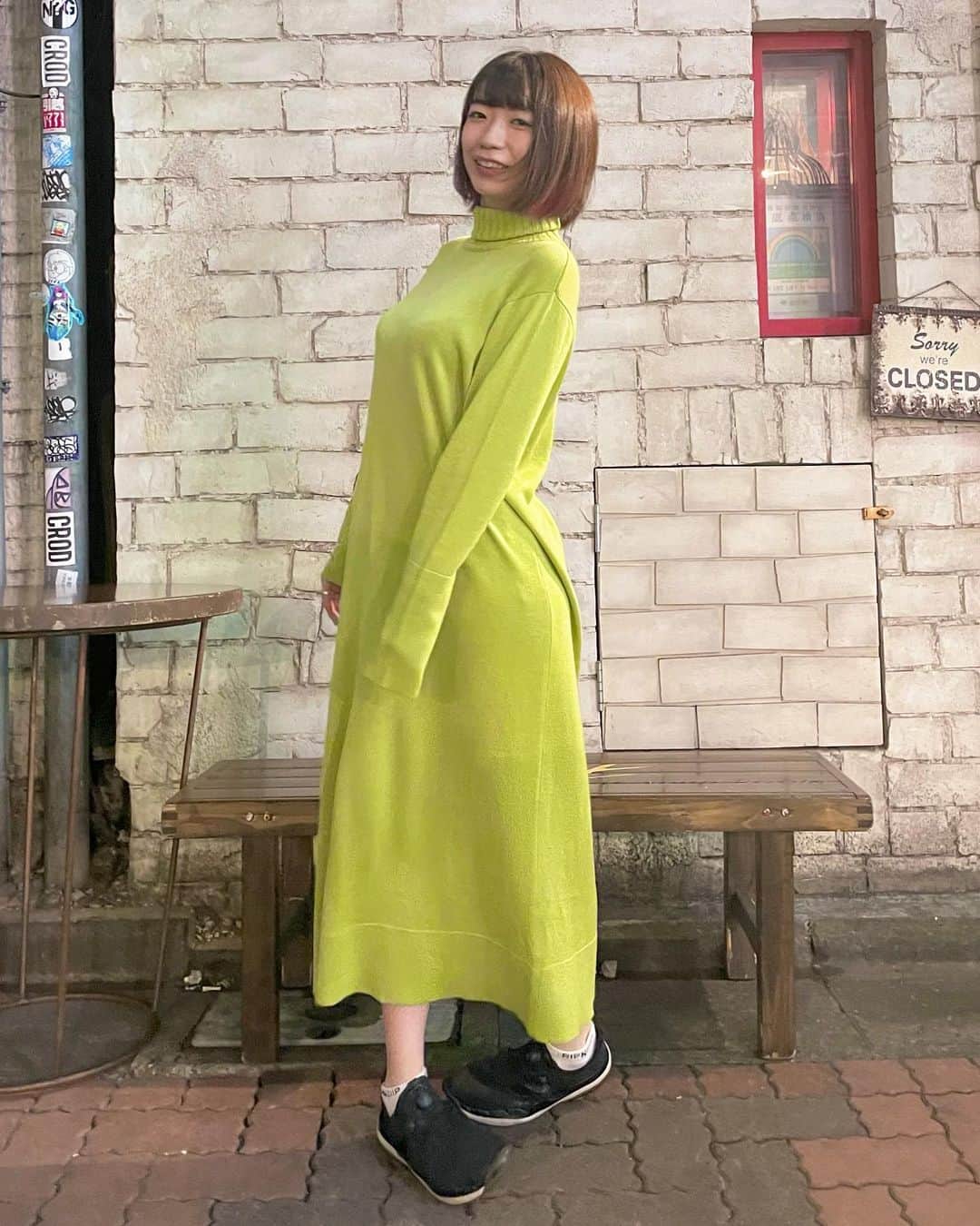 ぱいぱいでか美のインスタグラム：「もうニット着ちゃったよ、この冬越せるんでしょうか。 . でか美月例のときに着てたライムグリーンのニット💚 そんなに厚手じゃないけどちゃんとニットなので今ちょうど良いです🥸 にしても最近寒すぎるけどさ！！！！ 今ニット着てたら私12月とか死ぬんちゃうかな。 あと足首やばいな。 このニット意外や意外(?)BALRので スポーティーじゃないデザインも大人っぽくて好きです。 . #BALR #俺はインスタグラマーになりてぇ」