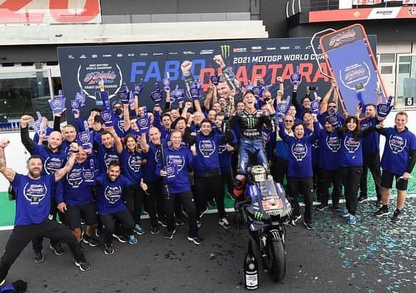 カル・クラッチローのインスタグラム：「Massive congratulation Fabiolaaaaa ! 2021 @motogp World Champion @fabioquartararo20  Amazing job this season by you and the whole @yamahamotogp Team.  Celebrate in style 🥇🏆🥇  @yamahamotogp @monsterenergy @motogp」