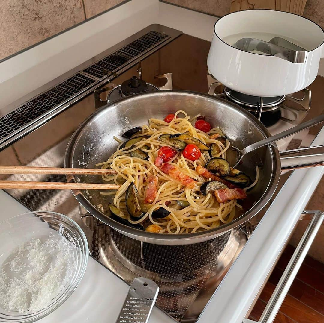 Tesshiさんのインスタグラム写真 - (TesshiInstagram)「ベーコンなすプチトマトでスパゲッティ Spaghetti with bacon, eggplant and tomatoes  #yummy #homemade #healthy #pasta #spaghetti #bacon #eggplant #parmigianoreggiano #おいしい #パスタ #スパゲッティ #ベーコン #茄子 #ペペロンチーノ #マカロニメイト #フーディーテーブル #手作り  オリーブオイル大2、にんにく1かけ、赤唐辛子1本、ベーコン、なす、プチトマト、ゆで汁大3、パルミジャーノレッジャーノ、塩胡椒など お湯1L、塩小2、麺100g 2 tbsp olive oil, 1 garlic clove, 1 chili, bacon, eggplant, tomatoes, 3 tbsp pasta water, Parmigiano Reggiano, salt and pepper.. 1L boiled water, 2 tsp salt and 100g spaghetti」10月24日 22時27分 - tmytsm