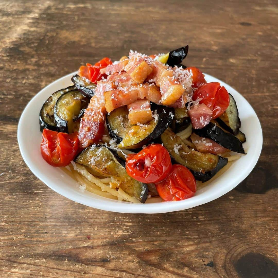 Tesshiさんのインスタグラム写真 - (TesshiInstagram)「ベーコンなすプチトマトでスパゲッティ Spaghetti with bacon, eggplant and tomatoes  #yummy #homemade #healthy #pasta #spaghetti #bacon #eggplant #parmigianoreggiano #おいしい #パスタ #スパゲッティ #ベーコン #茄子 #ペペロンチーノ #マカロニメイト #フーディーテーブル #手作り  オリーブオイル大2、にんにく1かけ、赤唐辛子1本、ベーコン、なす、プチトマト、ゆで汁大3、パルミジャーノレッジャーノ、塩胡椒など お湯1L、塩小2、麺100g 2 tbsp olive oil, 1 garlic clove, 1 chili, bacon, eggplant, tomatoes, 3 tbsp pasta water, Parmigiano Reggiano, salt and pepper.. 1L boiled water, 2 tsp salt and 100g spaghetti」10月24日 22時27分 - tmytsm