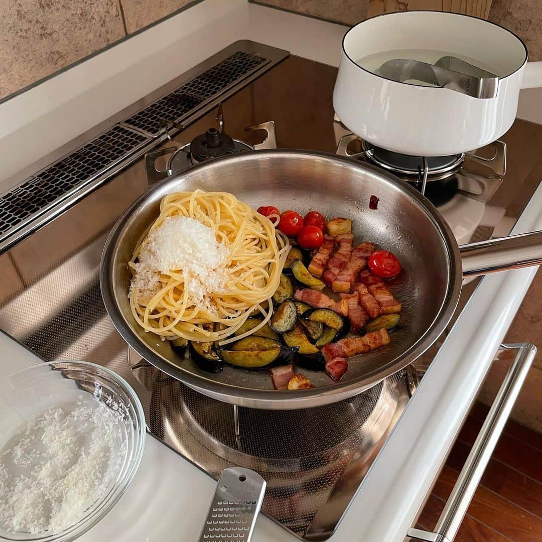 Tesshiさんのインスタグラム写真 - (TesshiInstagram)「ベーコンなすプチトマトでスパゲッティ Spaghetti with bacon, eggplant and tomatoes  #yummy #homemade #healthy #pasta #spaghetti #bacon #eggplant #parmigianoreggiano #おいしい #パスタ #スパゲッティ #ベーコン #茄子 #ペペロンチーノ #マカロニメイト #フーディーテーブル #手作り  オリーブオイル大2、にんにく1かけ、赤唐辛子1本、ベーコン、なす、プチトマト、ゆで汁大3、パルミジャーノレッジャーノ、塩胡椒など お湯1L、塩小2、麺100g 2 tbsp olive oil, 1 garlic clove, 1 chili, bacon, eggplant, tomatoes, 3 tbsp pasta water, Parmigiano Reggiano, salt and pepper.. 1L boiled water, 2 tsp salt and 100g spaghetti」10月24日 22時27分 - tmytsm