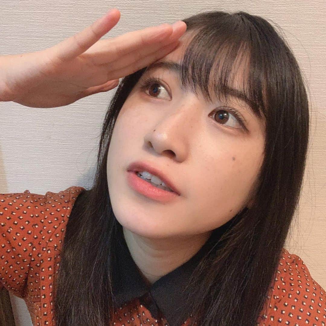 加藤一華のインスタグラム：「. 🐿🐿🐿🤍  #一週間お疲れ様でした #敬礼っ👮  #小指浮いちゃうのなんで？ #眉毛濃いめにした日🥸 #今日も顔芸沢山したぞ(ﾟωﾟ) #お楽しみに、、、🥴」