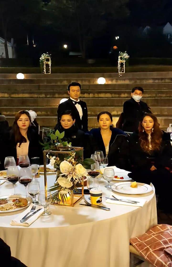 ソン・ユナのインスタグラム：「동생들이 릴스로 올리라했는데... 모르겠어요 방법을.....😆」