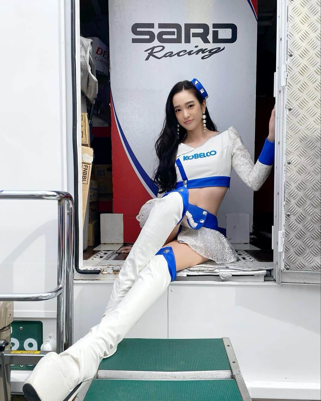太田麻美のインスタグラム：「SUPER GT Rd,6オートポリス 39号車は、5位でチェッカーを受けました🏁✨ TGR TEAM SARDの応援有り難うございました💙🤍  #supergt #racequeen #rq #costume #スーパーgt #レースクイーン #コベルコガールズ #コスチューム #冬コス」
