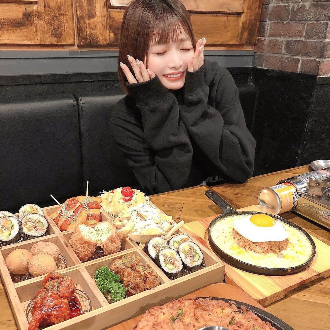 米倉みゆさんのインスタグラム写真 - (米倉みゆInstagram)「スナックめぐ出勤の前に、みんなで韓国料理ぃ～🇰🇷 · 右にある、目玉焼き乗ってるキムチチーズチャーハンが美味しすぎて忘れられない… · · · @monnangamja_japan · · · #もぐもぐする米倉 #モンナンカムジャ #モンナンカムジャチキン #新大久保グルメ　#新大久保ランチ #新大久保韓国料理　#新大久保カフェ　#新大久保食べ歩き #新大久保🇰🇷 #大久保 #大久保グルメ #韓国料理 #韓国グルメ #チーズボール #キンパ #ヤンニョムチキン #韓国ファッション #韓国ヘア #韓国コーデ #韓国カフェ #グルメ女子 #グルメ旅 #グルメスタグラム #美味しいもの #美味しいお店 #インスタ映え料理 #japanesegirl #asiangirls #girl #food」10月25日 0時51分 - yone__miyu630