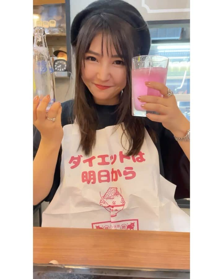 大塚里香のインスタグラム：「初めて飲んだ🥺 #シャリキン セット  #バイス   追加のシャリキン　ナカを 入れるタイミングが分からず 氷感覚で入れていたら ゲキ的に濃い酒なりました。  📍	月島 ツキホル  住所	 東京都中央区月島１-１９-２  ✴︎✴︎✴︎✴︎✴︎✴︎✴︎✴︎✴︎✴︎✴︎✴︎✴︎✴︎✴︎✴︎✴︎✴︎✴︎✴︎✴︎✴︎✴︎✴︎ #yakiniku #tukishima #beef #meat #horumon #ホルモン #エプロン #ダイエットは明日から #肉 #ツキホル #ホルモン焼き #金宮 #平城苑 #月島 #月島グルメ #レトロ #昭和レトロ #豚肉 #牛肉」