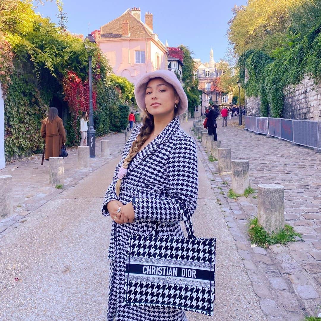 ティア・ブランコのインスタグラム：「Falling in love with the city of l o v e 💒💐」