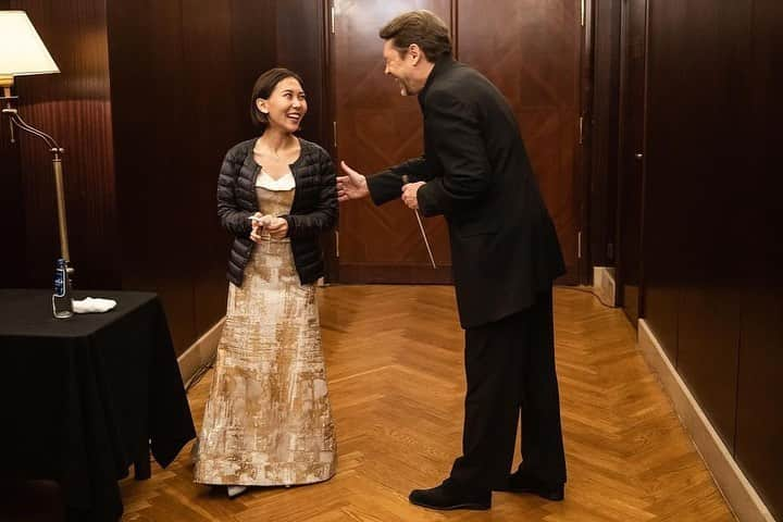 小林愛実さんのインスタグラム写真 - (小林愛実Instagram)「I am genuinely delighted to have won this prize and I hope I was able to express the composer's thoughts and the background of the piece as best as I could through my playing.  I've been playing the piano since I was 3 years old, and it has been an eventful journey, but though the Chopin competition I was able to reaffirm my love for music and the piano.   I am very grateful to have been in the music world for 23 years and after the pandemic is over, I am looking forward to playing abroad again and to continue playing music in a sincere way.   Thank you very much for your warm support.  Aimi Kobayashi  今回の入賞、純粋に嬉しく思っています。 1音1音、作曲家の想い、作品の背景を いま自分が出来る限りの音楽で表現できたと思います。  3歳から今まで音楽を続けてきた中でいろんなことがありましたが、 やっぱり音楽が好きなこと、ピアノが好きなことを再認識でき、 音楽の世界に23年間いれていることに改めて感謝しております。  今後はもちろん、演奏会で沢山の方々と同じ時間を共有したいですし、 コロナ禍が明けたらまた海外でも活動をしたいです。 そして、これからも音楽に真摯に向き合っていくことを大事にしていきたいと思っています。 この度は、温かい応援をありがとうございました。 小林愛実」10月25日 1時44分 - aimi923