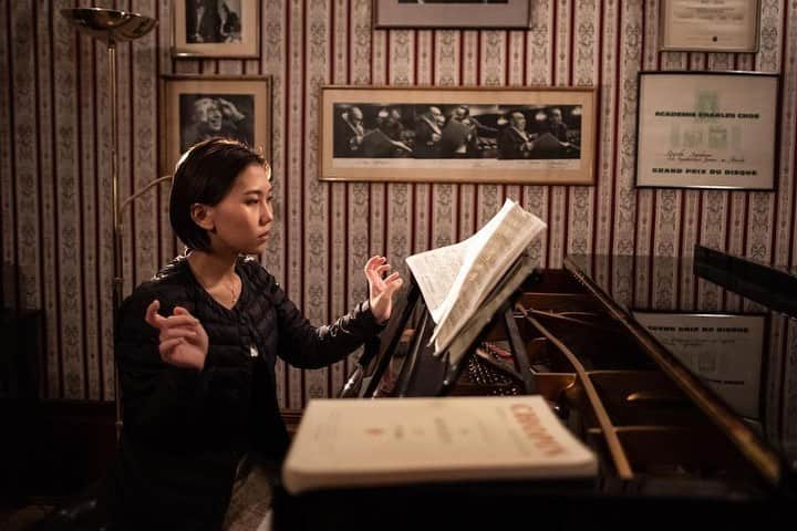 小林愛実さんのインスタグラム写真 - (小林愛実Instagram)「I am genuinely delighted to have won this prize and I hope I was able to express the composer's thoughts and the background of the piece as best as I could through my playing.  I've been playing the piano since I was 3 years old, and it has been an eventful journey, but though the Chopin competition I was able to reaffirm my love for music and the piano.   I am very grateful to have been in the music world for 23 years and after the pandemic is over, I am looking forward to playing abroad again and to continue playing music in a sincere way.   Thank you very much for your warm support.  Aimi Kobayashi  今回の入賞、純粋に嬉しく思っています。 1音1音、作曲家の想い、作品の背景を いま自分が出来る限りの音楽で表現できたと思います。  3歳から今まで音楽を続けてきた中でいろんなことがありましたが、 やっぱり音楽が好きなこと、ピアノが好きなことを再認識でき、 音楽の世界に23年間いれていることに改めて感謝しております。  今後はもちろん、演奏会で沢山の方々と同じ時間を共有したいですし、 コロナ禍が明けたらまた海外でも活動をしたいです。 そして、これからも音楽に真摯に向き合っていくことを大事にしていきたいと思っています。 この度は、温かい応援をありがとうございました。 小林愛実」10月25日 1時44分 - aimi923