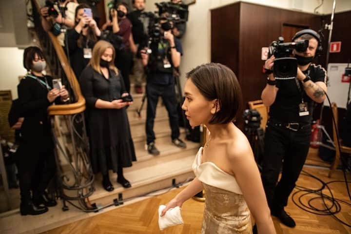小林愛実さんのインスタグラム写真 - (小林愛実Instagram)「I am genuinely delighted to have won this prize and I hope I was able to express the composer's thoughts and the background of the piece as best as I could through my playing.  I've been playing the piano since I was 3 years old, and it has been an eventful journey, but though the Chopin competition I was able to reaffirm my love for music and the piano.   I am very grateful to have been in the music world for 23 years and after the pandemic is over, I am looking forward to playing abroad again and to continue playing music in a sincere way.   Thank you very much for your warm support.  Aimi Kobayashi  今回の入賞、純粋に嬉しく思っています。 1音1音、作曲家の想い、作品の背景を いま自分が出来る限りの音楽で表現できたと思います。  3歳から今まで音楽を続けてきた中でいろんなことがありましたが、 やっぱり音楽が好きなこと、ピアノが好きなことを再認識でき、 音楽の世界に23年間いれていることに改めて感謝しております。  今後はもちろん、演奏会で沢山の方々と同じ時間を共有したいですし、 コロナ禍が明けたらまた海外でも活動をしたいです。 そして、これからも音楽に真摯に向き合っていくことを大事にしていきたいと思っています。 この度は、温かい応援をありがとうございました。 小林愛実」10月25日 1時44分 - aimi923