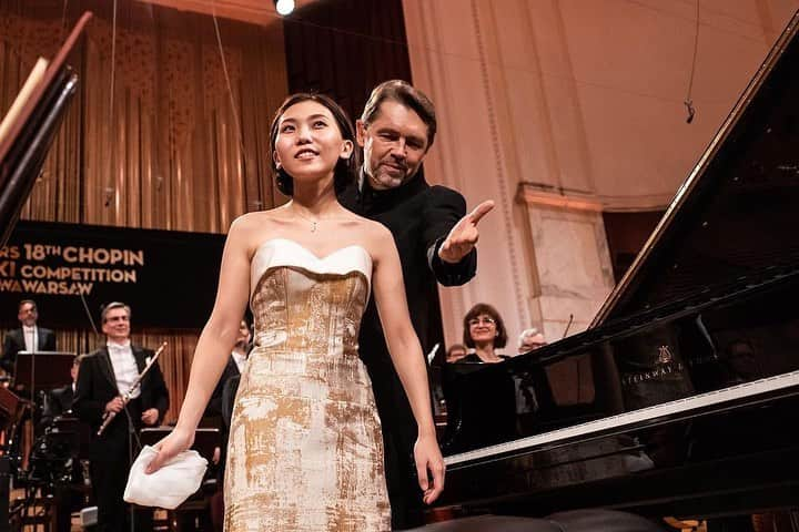 小林愛実さんのインスタグラム写真 - (小林愛実Instagram)「I am genuinely delighted to have won this prize and I hope I was able to express the composer's thoughts and the background of the piece as best as I could through my playing.  I've been playing the piano since I was 3 years old, and it has been an eventful journey, but though the Chopin competition I was able to reaffirm my love for music and the piano.   I am very grateful to have been in the music world for 23 years and after the pandemic is over, I am looking forward to playing abroad again and to continue playing music in a sincere way.   Thank you very much for your warm support.  Aimi Kobayashi  今回の入賞、純粋に嬉しく思っています。 1音1音、作曲家の想い、作品の背景を いま自分が出来る限りの音楽で表現できたと思います。  3歳から今まで音楽を続けてきた中でいろんなことがありましたが、 やっぱり音楽が好きなこと、ピアノが好きなことを再認識でき、 音楽の世界に23年間いれていることに改めて感謝しております。  今後はもちろん、演奏会で沢山の方々と同じ時間を共有したいですし、 コロナ禍が明けたらまた海外でも活動をしたいです。 そして、これからも音楽に真摯に向き合っていくことを大事にしていきたいと思っています。 この度は、温かい応援をありがとうございました。 小林愛実」10月25日 1時44分 - aimi923