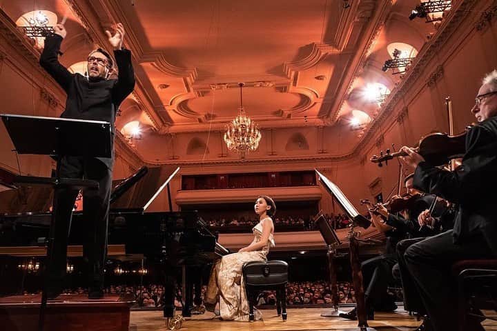 小林愛実のインスタグラム：「I am genuinely delighted to have won this prize and I hope I was able to express the composer's thoughts and the background of the piece as best as I could through my playing.  I've been playing the piano since I was 3 years old, and it has been an eventful journey, but though the Chopin competition I was able to reaffirm my love for music and the piano.   I am very grateful to have been in the music world for 23 years and after the pandemic is over, I am looking forward to playing abroad again and to continue playing music in a sincere way.   Thank you very much for your warm support.  Aimi Kobayashi  今回の入賞、純粋に嬉しく思っています。 1音1音、作曲家の想い、作品の背景を いま自分が出来る限りの音楽で表現できたと思います。  3歳から今まで音楽を続けてきた中でいろんなことがありましたが、 やっぱり音楽が好きなこと、ピアノが好きなことを再認識でき、 音楽の世界に23年間いれていることに改めて感謝しております。  今後はもちろん、演奏会で沢山の方々と同じ時間を共有したいですし、 コロナ禍が明けたらまた海外でも活動をしたいです。 そして、これからも音楽に真摯に向き合っていくことを大事にしていきたいと思っています。 この度は、温かい応援をありがとうございました。 小林愛実」
