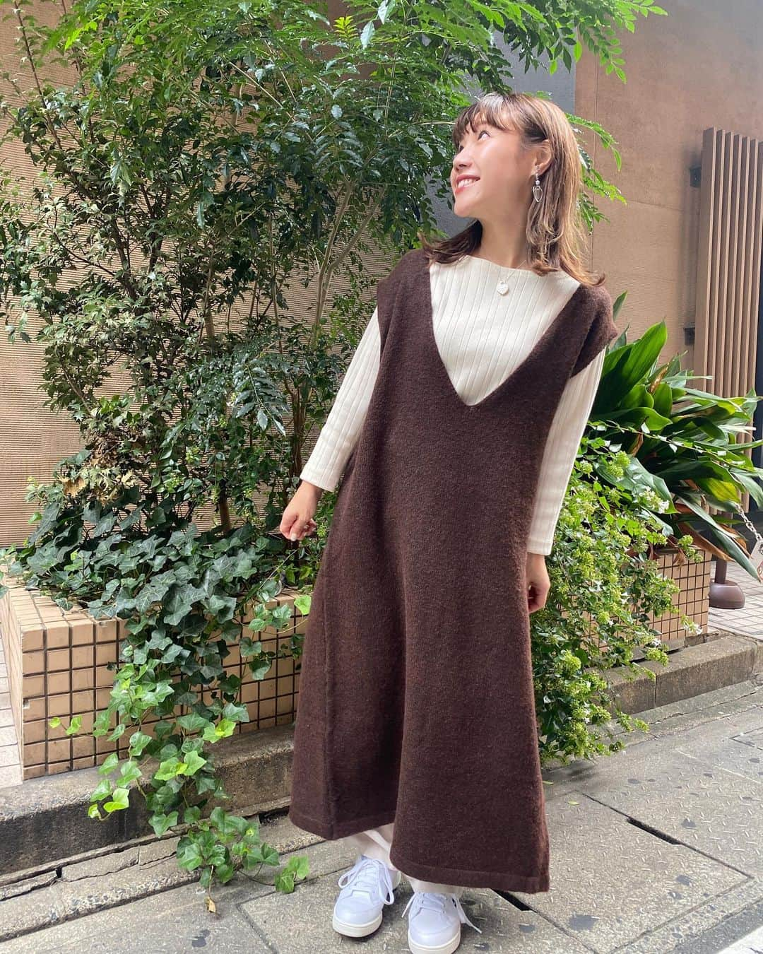 黒田りささんのインスタグラム写真 - (黒田りさInstagram)「🍁  すっかり衣装も秋服へ  BLUEでカンパイ！の衣装は @irodoriiro さんです🎃🍭  最近、ハイパーナイフという 体の芯から温めてむくみや脂肪にアプローチしてくれる 機械を当てに　@embellir___official さんへ 行ってきました🙌✨  寒くなってくると、汗をかく機会も減って 浮腫みがちなので機械に頼る日もあります🌾  身体がぽかぽか温たまって気持ちよ勝った〜！ そのあと、整体filamentへ行ったら @filament_ryo0703 に え？小さくなりました？痩せました？ って言ってもらえた🥺 整体で身体の根本もケアして整いました🍐  新しくオープンした個人サロンの embellirさんにも またお邪魔しようと思います☺️🌼  #ブルーでカンパイ#秋服#秋コーデ#整体filament福岡#ハイパーナイフ#浮腫み解消#美容整体」10月25日 11時28分 - kurorisa_14