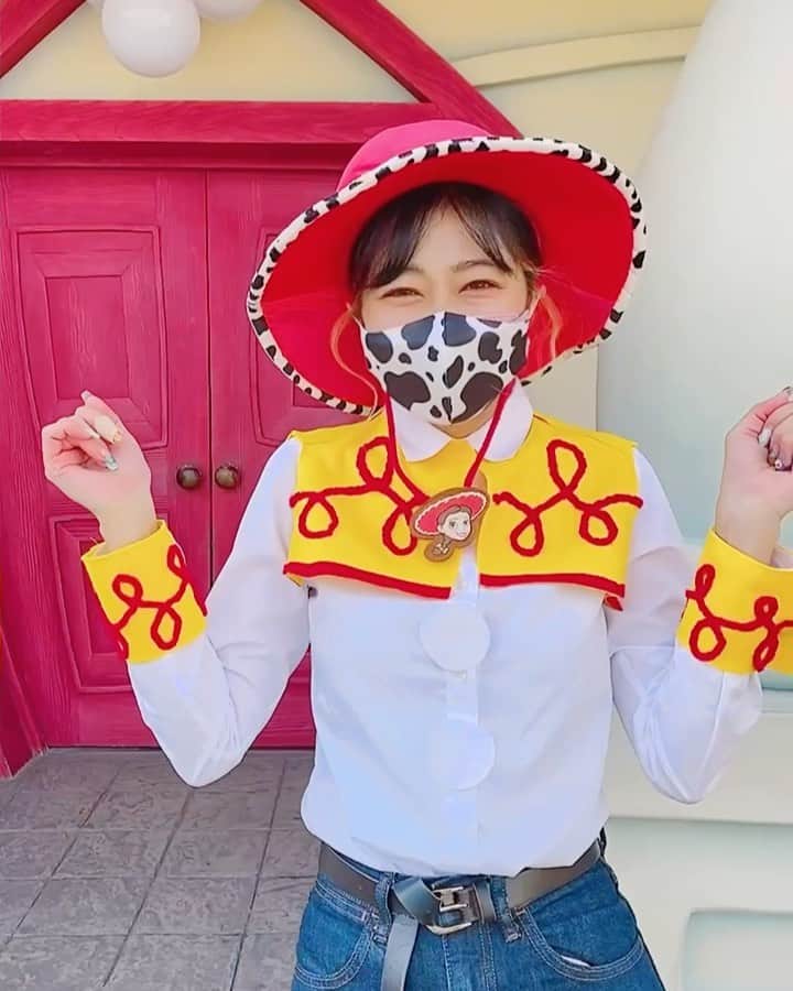 中島奈津希のインスタグラム：「👩🏻🔁🤠 ⁡ ⁡ ⁡ ⁡ ⁡ ⁡ 2年ぶりに#ディズニー仮装 復活😭❤️ ⁡ ⁡ ⁡ ⁡ ということで、、、 へーーーーーーんしん👩🏻🔁🤠 【#変身ディズニーバウンド その148】 変身バウンドじゃなくて#変身ディズニー仮装 だね🤭🤭❤️ ⁡ ⁡ ⁡ ⁡ ⁡ 今年は#ハロウィーンモーニングパスポート がないとフル仮装出来ないのだけど、 パークの空気が幸せで溢れてました🥺😭❤️❤️❤️ ⁡ そんな空気が吸えて 幸せだーーーーー😭❤️❤️❤️ ⁡ ⁡ ⁡ ⁡ ⁡ ⁡ ⁡ ⁡ ⁡ あ、今回の#dハロ仮装 は手作りしたのです😀笑 大雑把な私が！！笑 という事で、 みんな白目で見てね🙄🙄🙄笑 ⁡ ☁️☁️☁️☁️☁️☁️☁️☁️☁️☁️☁️☁️☁️☁️☁️☁️ #disneysisters_jp ←#中島姉妹 ディズニーまとめ👭🏻 @nakajimasisters_jp ←中島姉妹アカウントできました👭🏻 #東京ディズニーランド　 #ディズニーハロウィン#ディズニーハロウィーン#ディズニーハロウィン2021#disneyhalloween」