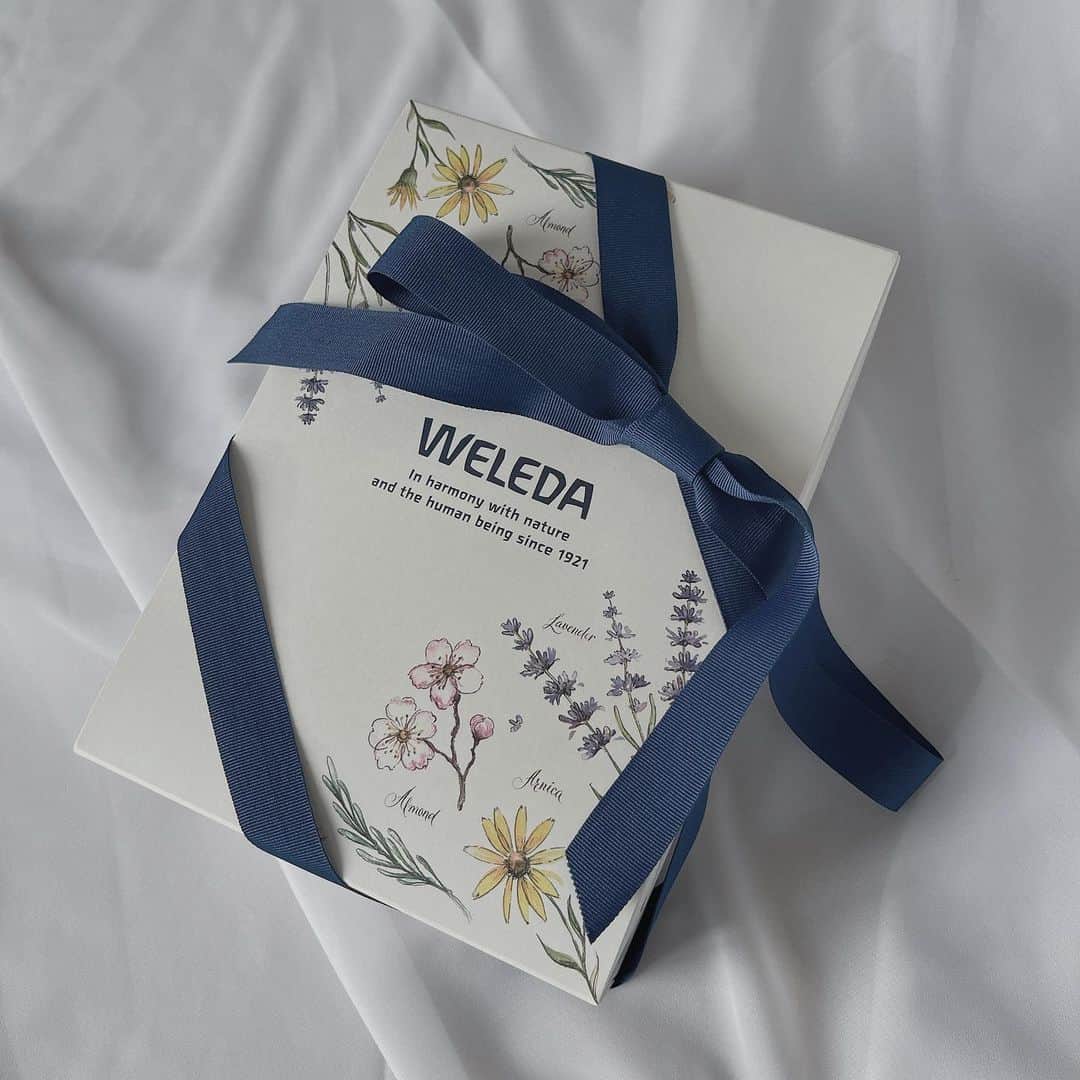 浜田翔子さんのインスタグラム写真 - (浜田翔子Instagram)「WELEDA FAN PROGRAM  この度、 @weleda_japan さまの マタニティプログラムに 参加させていただくことになり 素敵なプレゼントを贈っていただきました♡  妊娠初期にお友達からヴェレダのマザーズオイルをプレゼントをいただいてから 毎日お風呂あがりには絶対塗っていて ハマってしまい、 最近なくなったので、 リピ買いもしてたので嬉しい贈り物🎀  私はオイルにクリームを混ぜて お腹になじませて使ってます。まだ妊娠線はできてないです😌  そろそろ始めなきゃ‼︎と思った 写真だと左の 会陰マッサージにも使えるヴェレダの Damm-massage premiumOil （まだ日本未発売？らしくネットで探しました。）も購入して 9ヶ月から使おうと思っていました♡ （会陰マッサージは軽めにする予定、、コットンとかでするのもいいみたい。）  産前、産後と毎日 長くお世話になります✨🍀  ぜひ同じ妊婦さん達 いい香りで ケアも楽しんでいきましょ〜♡  #ヴェレダ #ヴェレダママ #マザーズボディオイル #ヴェレダプレママレポ #ヴェレダママ12期　  #妊娠後期  #妊娠30週」10月25日 11時40分 - shoko_hamada