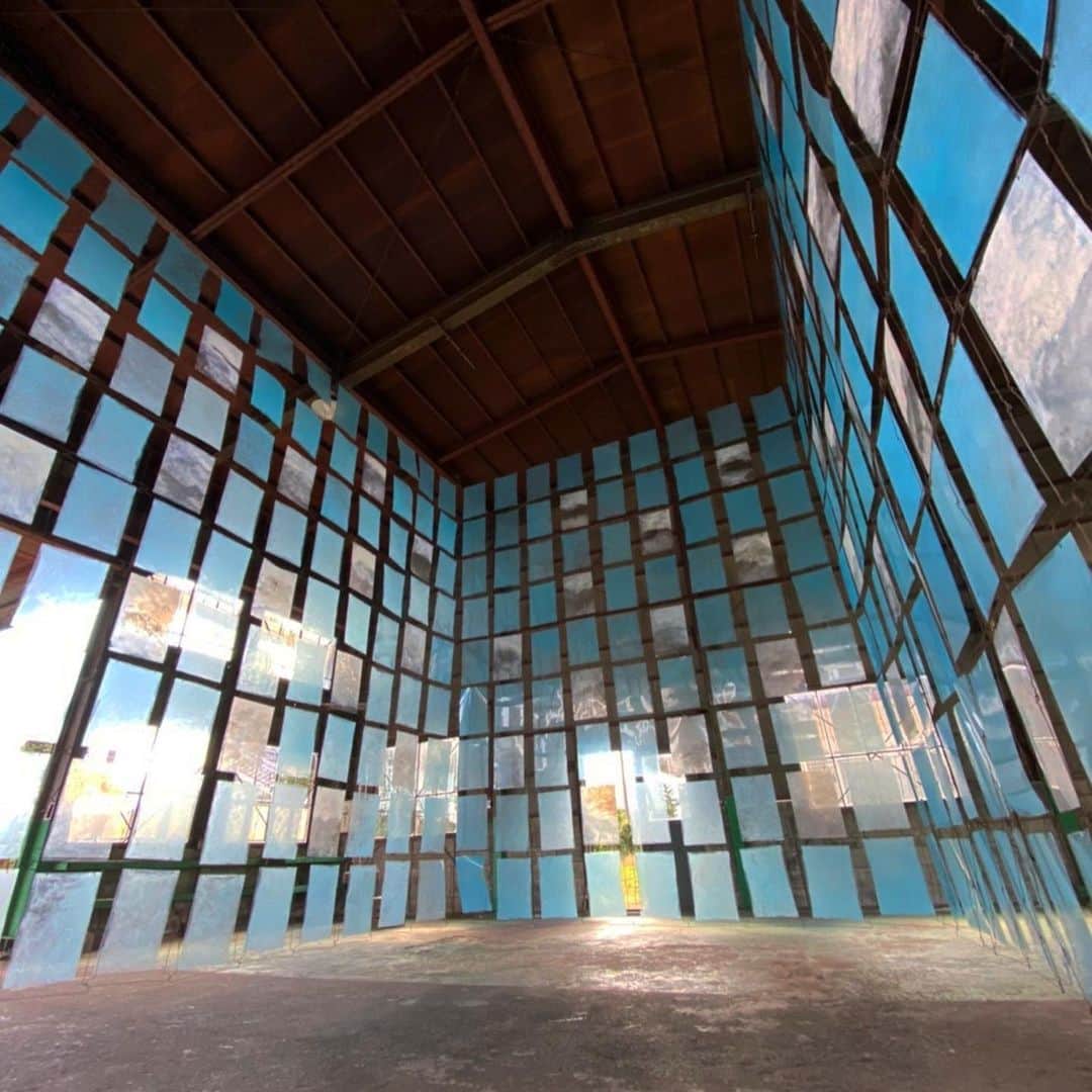 村井美樹さんのインスタグラム写真 - (村井美樹Instagram)「#北アルプス国際芸術祭   チリ生まれ、フランス在住のアーティスト、エマ・マリグさんの作品「シェルター -山小屋- 」。  かつて鉄工所として使われていた空間に、礼拝堂のようなブルーのステンドグラスと山の絵が吊るされています。  中に足を踏み入れると、まるで大町の青空に包まれるような、湖をたゆたっているような…。  光が差し込むとどんどん表情が変わっていって、とても美しく、神秘的な作品でした。  #北アルプス国際芸術祭  #エママリグ #シェルター山小屋  #長野県 #大町市 #信濃大町　#アート好きな人と繋がりたい #現代アート」10月25日 11時55分 - miki_murai_