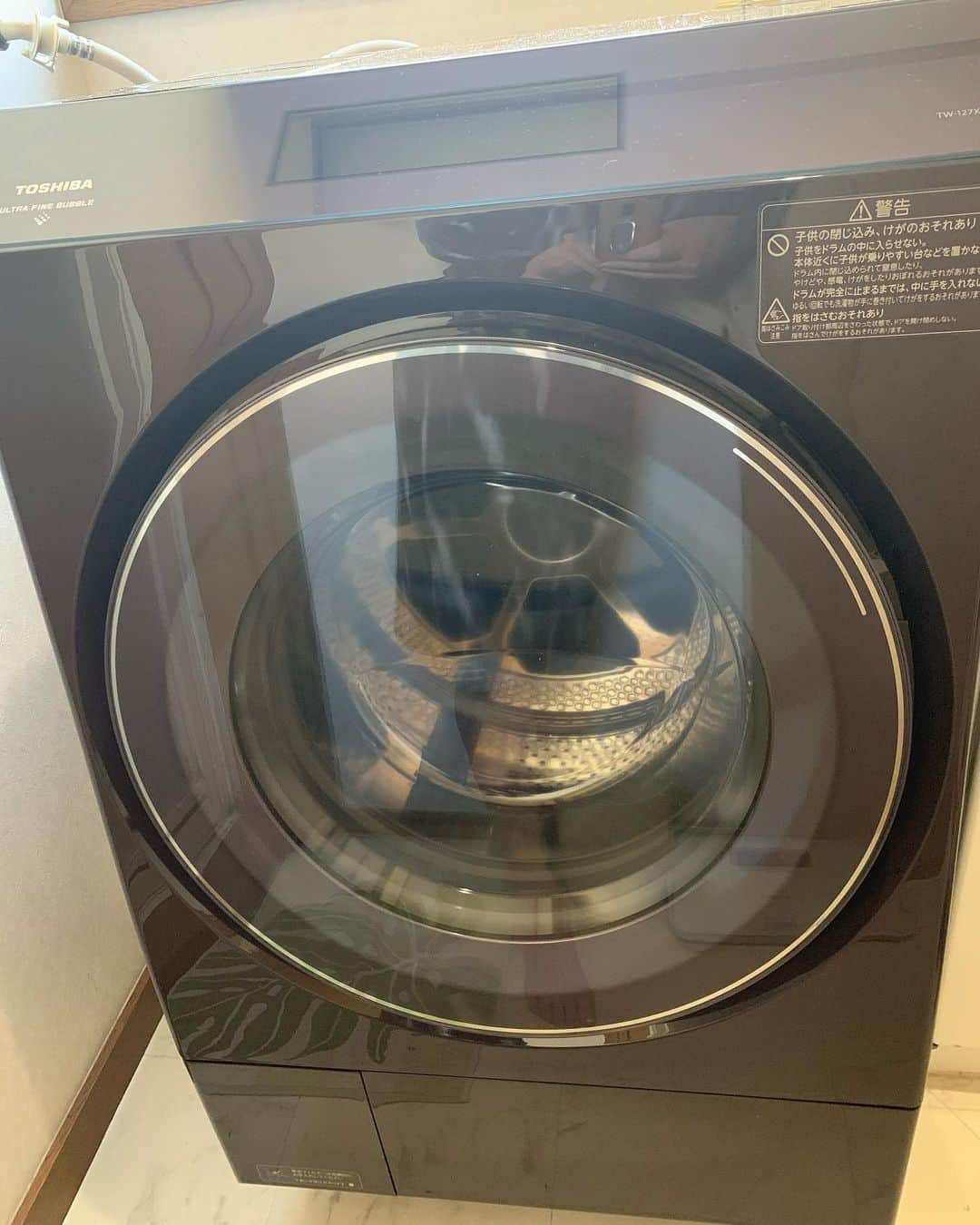 田中悦子さんのインスタグラム写真 - (田中悦子Instagram)「我が家に新しい洗濯機が届いた💕😍💕😍💕😍✨✨✨  東芝「ZABOON（ザブーン）」シリーズの新モデル『TW-127XP1』 先月発売されたばかり❣️ 洗濯１２ｋｇ乾燥７ｋｇの大容量  ドラム式より縦型の方が汚れは落ちるという先入観でしたが この洗濯機、 ウルトラファインバブル→聞いたことあると思う❣️とマイクロバブルの2種類の泡の力で高い洗浄力を持つ「抗菌ウルトラファインバブル洗浄EX」購入の決め手になった理由のひとつ☝️🤔  また、除湿能力を高めた新型ヒートポンプの採用と風路を拡大し乾燥風量をアップさせることで洗濯〜乾燥の時間を大幅に短縮☝️ さ〜ら〜に〜❣️ 業界初のUVでの除菌機能がついているので、こんなコロナ禍にはとても素晴らしい機能ですよね❣️  息子のジャケットやアウターなど除菌して清潔に❣️  洗剤の自動投入もほんと素晴らしい✨✨😍 自動に洗剤をはかってくれるので使いすぎがなくなり経済的☝️ ボトルの置き場所もいらないですね☺️💕  タッチパネルでデザインもオシャレ❣️ 色はボルドーブラウンで私好み😍一目惚れです💕😍  スイッチオンしたら 乾燥までなーんにもしない❣️  ほんと家事が楽になり、 ゆっくりコーヒー飲んだり 他の事に時間を使えますし 大大大満足です❣️  今日もお天気悪いので 乾燥までおまかせ☝️  息子が、 俺んち、コインランドリーの匂いがしてる😍柔軟剤のいい匂いだぁ😍 と。 そうね、 雨の日二人でよくコインランドリーに行ってたけど、 これからはおうちでゆったりまったりお洗濯しながらできるね💕と幸せ時間を過ごしてます😊  #東芝洗濯機ザブーン  #東芝家電  #東芝洗濯機 #東芝洗濯乾燥機 #tw-127xp1 #zaboon #ウルトラファインバブル #ウルトラファインバブル洗浄 #マイクロバブル #洗剤自動投入 #uv除菌 #家電好き #家電好きと繋がりたい #時短」10月25日 11時58分 - etsuko.reborn25