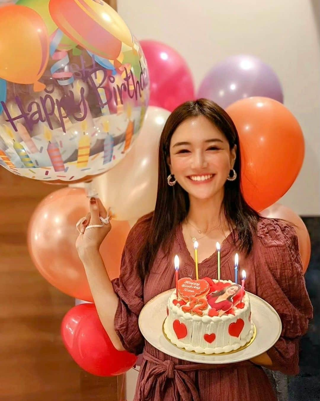 石井里奈さんのインスタグラム写真 - (石井里奈Instagram)「こんにちは❤️ . 今日で32歳になりました🎂✨💕 おかげさまで本当に沢山の大好きな人たちにお祝いしてもらえて、幸せすぎる32歳を迎えることができました✨🥺💕 . @classy_mag_insta の読者モデル繋がりで毎月集まるほどすっごく仲良しの @hello_takumi @5t4cey @shuka__krsm がうちでご飯食べる時にサプライズでお祝いしてくれて🥺✨ . 私はもんじゃを作りながら待ってたんだけど笑、ピンポン押されてからなかなか来ないからどうしたのかなと思ったら大きいバルーンと一緒に3人が❣️🤣💕（クラッカー付）笑 . 本当に予想だにしてなかったのでびっくり！（だからすごい普段着を着てた笑）バルーンももらったことなかったし、大きいから運ぶの大変だっただろうに、可愛いしバエるし笑、色々私のこと考えてくれたのかなと思ったら、本当に気持ちが嬉しくて😭 . しかもケーキもすんごく可愛くて、私の顔が印刷されてて🥺🎂みんなでインスタ見て写真を選んでくれたみたいでそんな温かい気持ちが嬉しくて、みんなの思いやりと優しさで幸せ溢れる一日でした🥺❤️ 本当に忘れられない思い出🥰❤️ . 私はこの人生、本当に人に恵まれていて、今の自分があるのは家族、友人、仕事仲間、フォロワーの皆さんなど周りの人のおかげだなと心底思ってます🥺💕 日々感謝の気持ちを忘れずに、私もみんなを幸せにできるように思いやりある素敵な大人にもっとなって行けたらなと思ってます✨ いつも支えてくれてありがとう❣️ . これからもよろしくね❤️ また夜投稿します✨ . #hbd #happybirthday #birthday #birthdaycake #誕生日 #お誕生日 #誕生日ケーキ #誕生日サプライズ #サプライズ #サプライズプレゼント #バースデーバルーン #friends #bestfriends #幸せ #happy #ホームパーティー #バースデーケーキ #birthdaycake #ケーキ #バルーン #birthdaygirl #birthdayparty #birthdaypresent #お誕生日会 #誕生日飾り付け #ホムパ #smile #笑顔 #インスタ映え #10月25日 #ありがとう」10月25日 12時05分 - ri7tin1025