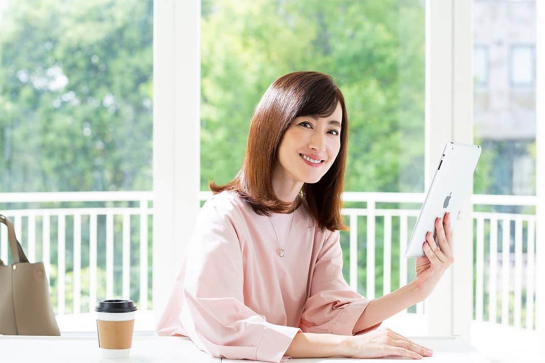前田ゆかのインスタグラム：「#リライズ髪色シャンプー   ヘアーカラー後に髪に頭皮に負担をかけずシャンプーする度にカラーが定着するシャンプーが新発売！  一本使い切ったので今、2本目に入りました。  頭皮にも安心な成分にこだわったシャンコン、シャンプーには100%天然由来の着色成分が入っています。  これがヘアーカラー後の色あせや白髪浮を抑えてくれて目立たなく一回の使用で髪が柔らかく感じられる実力派。 手にもタオルにもその染料はつきません！  ケアをしなくていけないところは年々増えますが、特に髪の悩みは多いわたし。マイナスばかり目を向けると後ろめたい気持ちになりやすいですが、それをポジティブに楽しむために 最先端の研究し尽くされた進化した商品を取り入れるのも一つ。 新しい未来を作るための得策だと思っています。 @be_story_official  美STオンラインで詳しく説明されています。そちらもご覧くださいね。 @kao_official_jp   #rerise  #リライズ髪色シャンプー  #リライズ髪色コンディショナー  #花王 #美st #自分らしく前向きに」