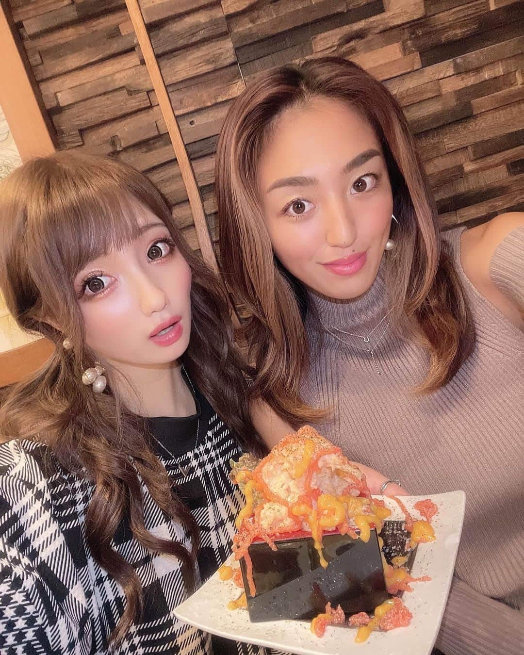 まゆぴちゅーさんのインスタグラム写真 - (まゆぴちゅーInstagram)「東京初‼︎の台湾もつ鍋🇹🇼🤍💗！！  下北沢にある、『台湾もつ鍋本舗 もつ小屋』 に、行ってきたよーん\( ˆoˆ )/🍴💓！！  台湾もつ鍋って初めてだったんだけど、  薬味とかででるピリッとした旨辛さと、写真見ても 分かる通りのたーっぷりな挽肉っ😍！！！ これがまた美味しくって\( ˆoˆ )/💓💓💓！ モツもぷりっぷりで最高でしたんっ💋💋💋  ここの台湾もつ鍋の特徴として、 途中でなんと“大粒のアサリ”を入れるの🥺✨！  アサリの出汁が染み出て美味しさ倍増👏💯❤︎  更に〆はちゃんぽんではなく雑炊！！！！ しかも、とろろ雑炊🥺🥺🥺✨✨✨✨！  これがまぁぁぁぁ〜美味しくって😭💓💓 お腹いっぱいでも食べてしまうほどでした🙈❤️  ここ、一品料理も美味しくて、 馬刺しと炙りチーズ明太ポテサラ頼んだんだけど 美味しすぎて、一緒に行ったらむ @ramusummer  と思わずパシャリ📸🙊。（笑）  下北沢駅から徒歩5分ぐらいで ほんと美味しくてこれからの寒い季節にも おすすめだからぜひ行ってみて欲しいです❤️ . . @motsugoya_shimokita  📍 東京都世田谷区代沢5-32-3 アクア下北 101 . . . #もつ小屋下北沢店 #もつ小屋 #もつ小屋下北沢 #下北沢グルメ #下北沢 #もつ鍋 #居酒屋 #下北沢居酒屋 #居酒屋メニュー #下北沢ランチ #台湾もつ鍋 #火鍋 #東京グルメ #東京ランチ #激辛グルメ #ホルモン #下北沢ホルモン #ポテサラ #馬刺し #インスタグルメアワード2021 #グルメ女子 #ビジョビ」10月25日 12時16分 - mayu_03pichu