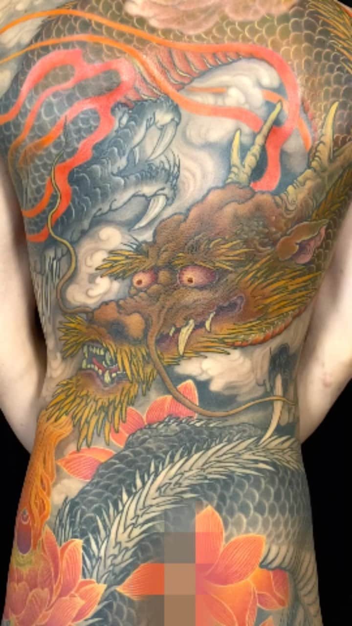 SHIGEのインスタグラム：「Ryu in progress,,  Thank you Kakeru!  @kakeru808  Otsukaresama deshita!  #shige #shigetattoo #shigeyellowblaze #yellowblazetattoo #黄炎 #岩崎成格 #龍 #日本刺青 #制作過程 #ryu #japanesetattoo #japaneseart #japan #inprogress #lotus @bishoprotary #bishoprotary @inkeeze #inkeeze #dipcaps #bishopfamily @fusionink #fusionink #fusioninkproteam」