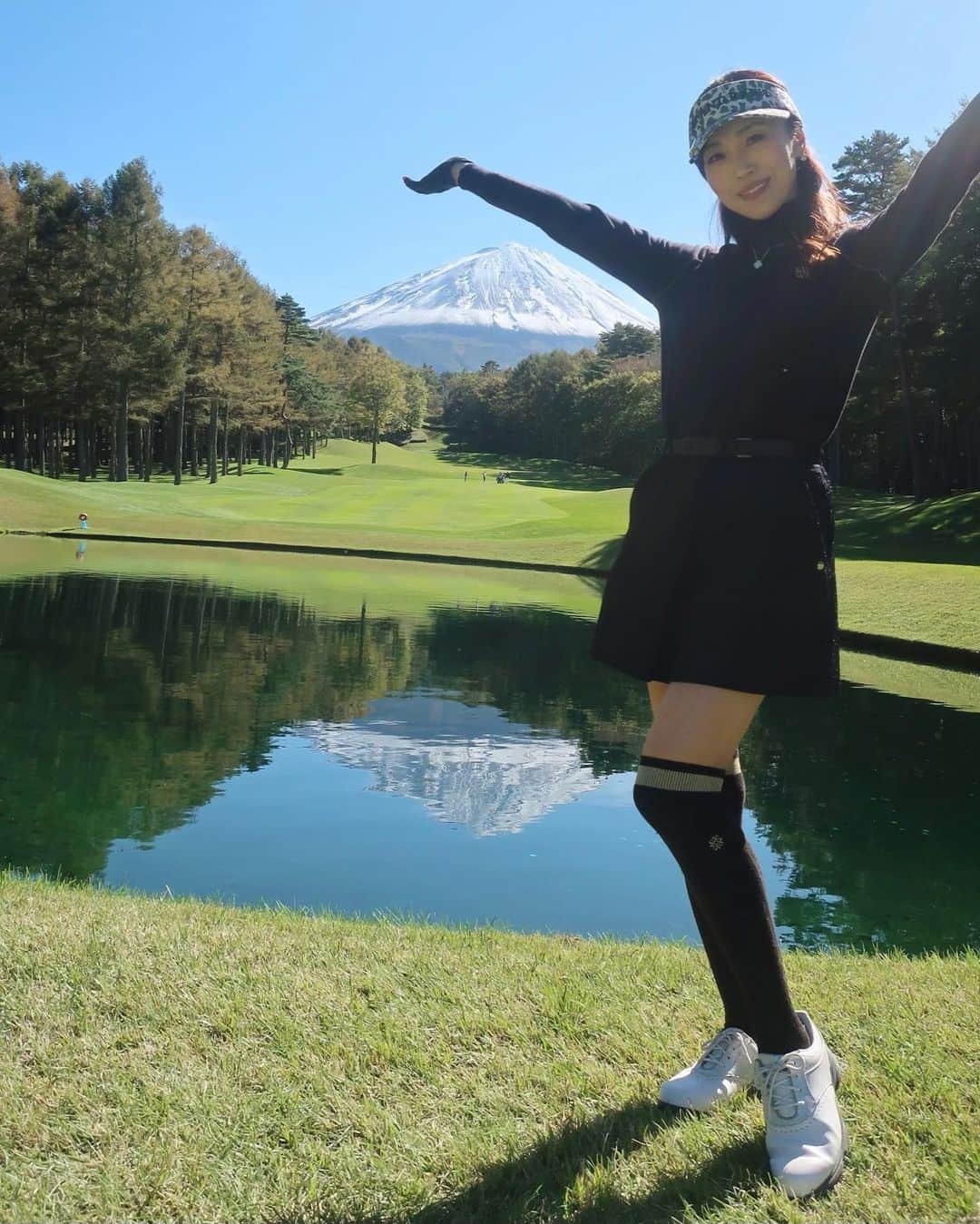 ImotoEtsuyo さんのインスタグラム写真 - (ImotoEtsuyo Instagram)「#おはようございます  ・ #先週 行った #鳴沢ゴルフ倶楽部 。 今回は富士山が綺麗に見え^ ^ #絶好の #ゴルフ日和 でした。  ・  ・ 前回のラウンドでは 雲に隠れて姿を見る事が 出来なかったのですが、 今回はとっても綺麗な富士山🗻が目の前に。 ・ ・ 綺麗な富士山を前に #テンション上がる  ラウンドでした。 ・ ・ #鳴沢ゴルフ倶楽部  #逆さ富士  #逆さ  #mtfuji  #fujisan  #富士山  #富士山🗻  #鳴沢村  #ゴルフ #ゴルフ⛳️ #golf  #golfwear  #golfgirl  #ゴルフ女子  #ゴルフ場  #ゴルフ好き  #ゴルフ大好き  #ゴルフ好きな人と繋がりたい  #山梨  #山梨県 ・ ・  #ゴルフコーデ  #ブラックコーデ  #ゴルフウェア  @standrews_jp  #セントアンドリュース  #standrews」10月25日 6時47分 - bisuhada