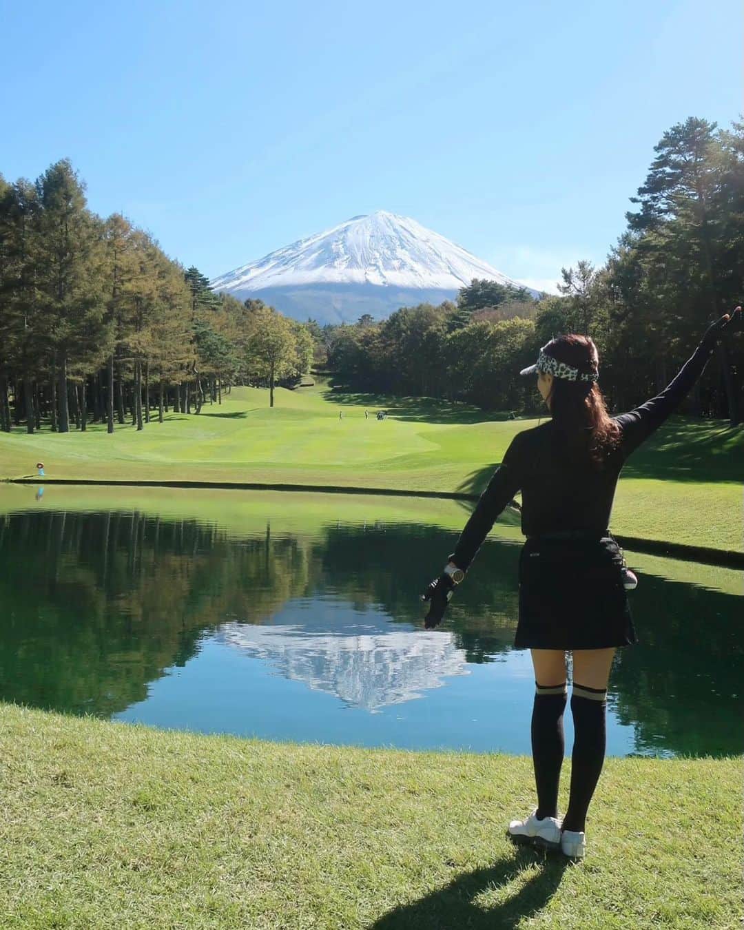 ImotoEtsuyo さんのインスタグラム写真 - (ImotoEtsuyo Instagram)「#おはようございます  ・ #先週 行った #鳴沢ゴルフ倶楽部 。 今回は富士山が綺麗に見え^ ^ #絶好の #ゴルフ日和 でした。  ・  ・ 前回のラウンドでは 雲に隠れて姿を見る事が 出来なかったのですが、 今回はとっても綺麗な富士山🗻が目の前に。 ・ ・ 綺麗な富士山を前に #テンション上がる  ラウンドでした。 ・ ・ #鳴沢ゴルフ倶楽部  #逆さ富士  #逆さ  #mtfuji  #fujisan  #富士山  #富士山🗻  #鳴沢村  #ゴルフ #ゴルフ⛳️ #golf  #golfwear  #golfgirl  #ゴルフ女子  #ゴルフ場  #ゴルフ好き  #ゴルフ大好き  #ゴルフ好きな人と繋がりたい  #山梨  #山梨県 ・ ・  #ゴルフコーデ  #ブラックコーデ  #ゴルフウェア  @standrews_jp  #セントアンドリュース  #standrews」10月25日 6時47分 - bisuhada