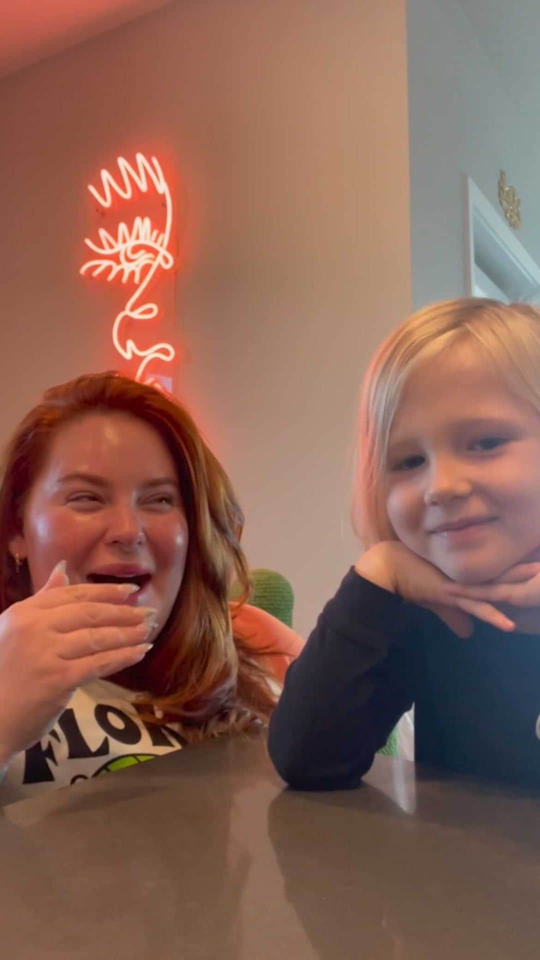 テス・ホリデーのインスタグラム：「I filmed this with Bowie about 20 minutes before I left for the airport to London.✈️ As you can tell, he loves doing these so much! Thank you to my follower in Sweden🇸🇪 for sending me these treats, it was so fun! Around the 8 min mark had me crying laughing🤣 lollll We hope you enjoy watching! Also, what do you think we should try next?🍭🍬🍫」