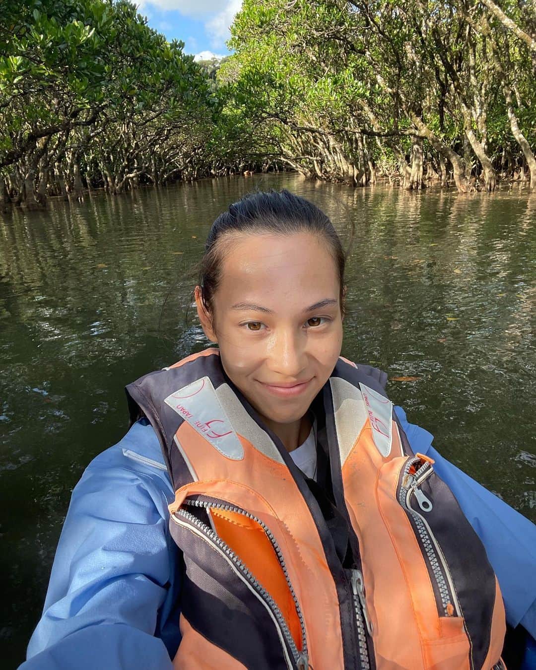 水原希子 さんのインスタグラム写真 - (水原希子 Instagram)「マングローブの中をカヤックでくぐり抜けた🌱 カニ発見🦀捕まえるの得意☺️✌🏻 たこさんウィンナーみたいなお花たち🐙💕 kayaking at the mangrove forest 🌿 can’t help my self catching crabs! I’m so good at it :)) cute octopus flowers 🐙」10月25日 8時24分 - i_am_kiko