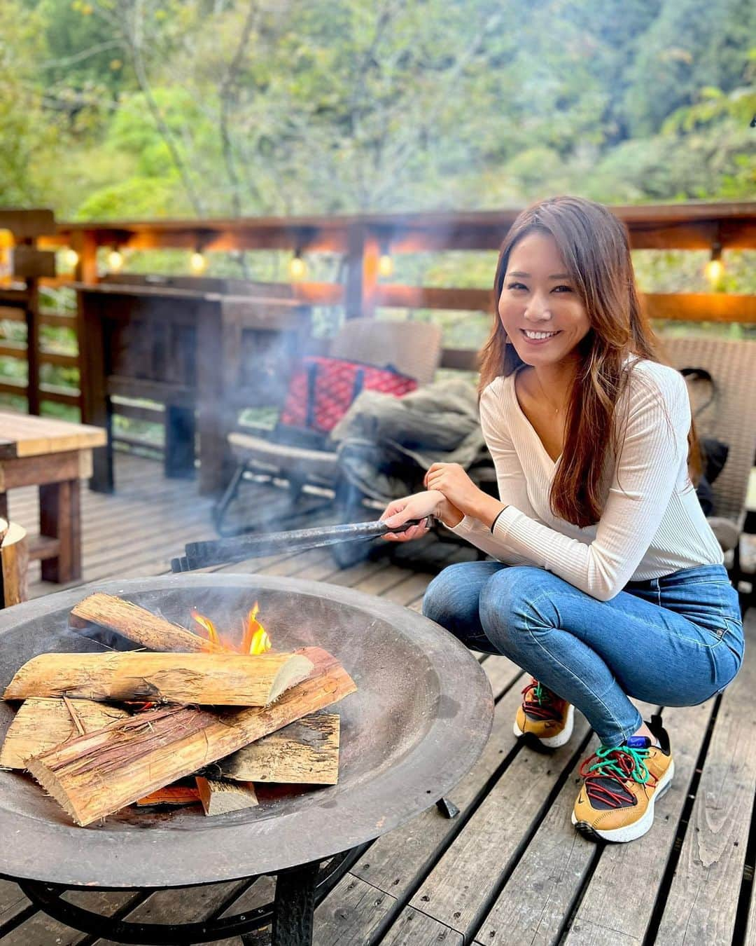 佐野真彩さんのインスタグラム写真 - (佐野真彩Instagram)「グランピング⛺️🍻  檜原村のグランピング施設【FUREAI】 @fureai_glamping に行ってきました。  檜原村というとTCNキャスターとしてよく行っているのでお馴染みの場所🚲😆  グランピングが初めてだったので、何を持って行ったら良いのか、どんな雰囲気なのか不安でしたが、 アメニティも充実（女性の方はいつものホテル宿泊くらいでOK。共用部も綺麗） 海鮮やお肉、手作りピザなどBBQや焚き火をしながらお酒を飲んだりと楽しめました❣️  焚き火をする際、火を付け方が分からなくて手こずっていたら、、、ありました着火剤😂 “最初に薪を入れすぎる”という失敗もしながらもとっても楽しい時間が過ごせました⛺️🍻笑  写真沢山撮ったので、また投稿します📝  さて、今週もがんばりましょう‼︎  #FUREAI #東京グランピング #グランピング #東京キャンプ #東京BBQ #キャンプ女子 #女子旅　pr #檜原村観光 #檜原村キャンプ　#檜原村グランピング　#檜原村　#多摩ケーブルネットワーク　#tcn #カジュアルコーデ」10月25日 8時41分 - sano.maya