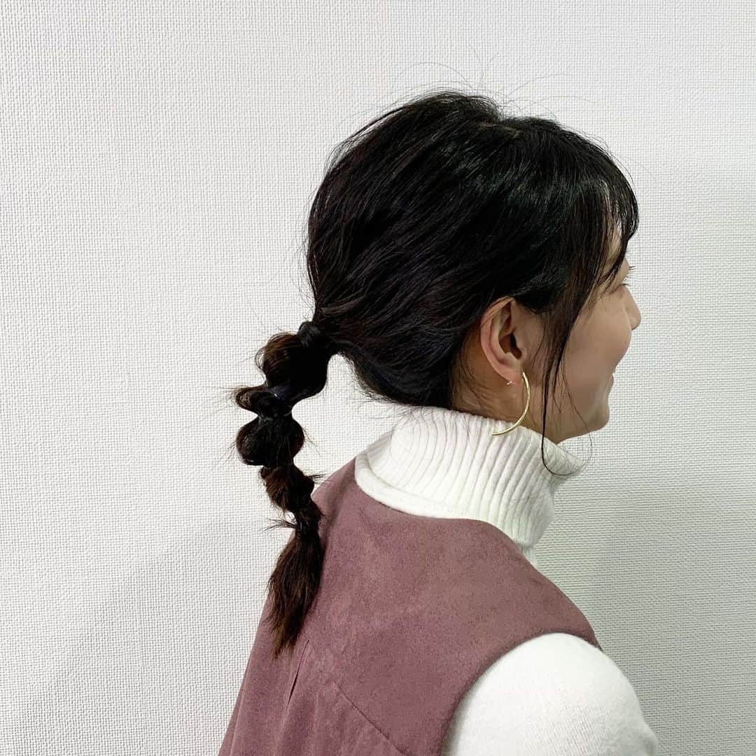 虎谷温子のインスタグラム：「今日はとても特徴的な髪型でした✨色んな方から「何ていうヘアスタイルですか？？」と聞かれたので、メイクさんに聞いてみると、特に名前はないそうです！どんな名前がいいですかねぇ〜。 白い壁をバックに、このヘアスタイルを撮影するために、こんな不自然な体勢で撮影していました！(2枚目) #すまたん」