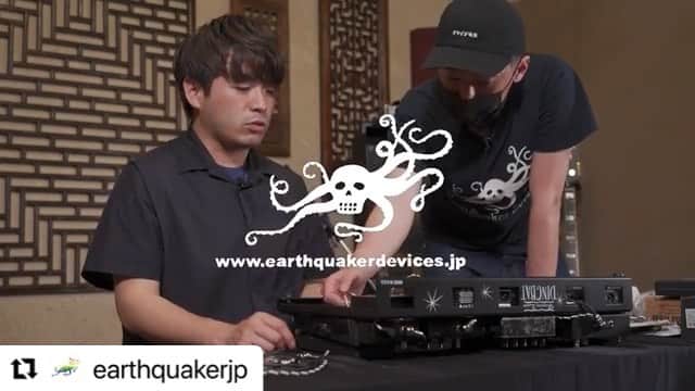 井澤惇のインスタグラム：「EQD×OYAIDEによるPedal Overhaulシリーズのエピソード3完結編の公開になります！！  今回は出来た足元で僕が試奏する動画になってます。仕組みを変えた事によって色んな使い方を閃いてテンション爆上がりな僕をご覧ください。  ※エフェクト音にリバーブかかってるのは、足元ではなく録音時による ものです  #Repost @earthquakerjp  井澤さんのPedalboard Overhaulシリーズ最後は、Ep.1とEp.2で無事に各種ペダルの組み込みとケーブルの引き回しを終えた二人が音出しに入ります！⁠ ⁠ ここからオヤイデ電気のケーブル、VooDoo Labのペダルボードとパワーサプライの本領発揮。彼の信号の引き回しをEQDのSwiss Thingsが助けボード全体の機能を改善し、新しく導入した各種ケーブルとパワーサプライで音質の向上を得て、音を出した時の彼の笑顔が最高でそれが全てを物語っていると思います。⁠ ⁠ Tone JobのEQの効きの良さと共に、彼の素早いノート間の速度をしっかりと伝えられるペダルボードに生まれ変わったこの音を是非感じてください！⁠ ⁠ •プロフィールページのLink in bioをクリックしてビデオに飛べます。⁠ ⁠ @oyaideelec @voodoolabofficial @bass138 @earthquakerdev @dacchi9010⁠ ⁠ 機材協力：Oyaide, Voodoo Lab, Yamaha Music Japan⁠ 撮影協力：Majestic Studio ⁠ 撮影：MINORxU⁠ ディレクター：Shu Suetake⁠ エディット：Dave Whited⁠」