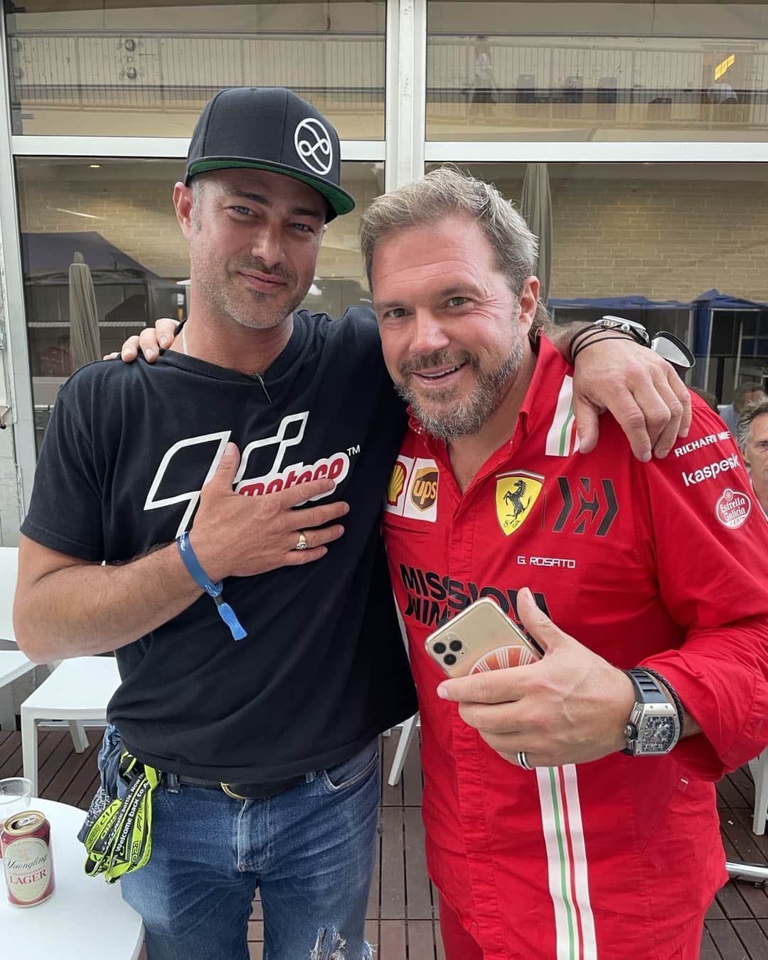 テイラー・キニーのインスタグラム：「Being a kid watching #formula1, then growing up to be the same kid watching the damn thing! Lots of love! To the man…. @ginorosato」