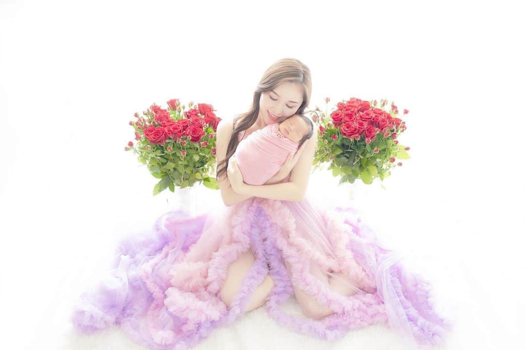 石田安奈のインスタグラム：「𝑁𝑒𝑤𝑏𝑜𝑟𝑛 𝑃ℎ𝑜𝑡𝑜🕊  大切な宝箱。 お母さんにしてくれてありがとう。  #マタニティーフォト #マタニティ#臨月 #ニューボーンフォト#ニューボーン#女の子ママ#新生児#子育て#プレママ#赤ちゃん#新米ママ#親バカ部#べビスタグラム#赤ちゃんのいる生活#newbonphotography Photo#newbonphoto」