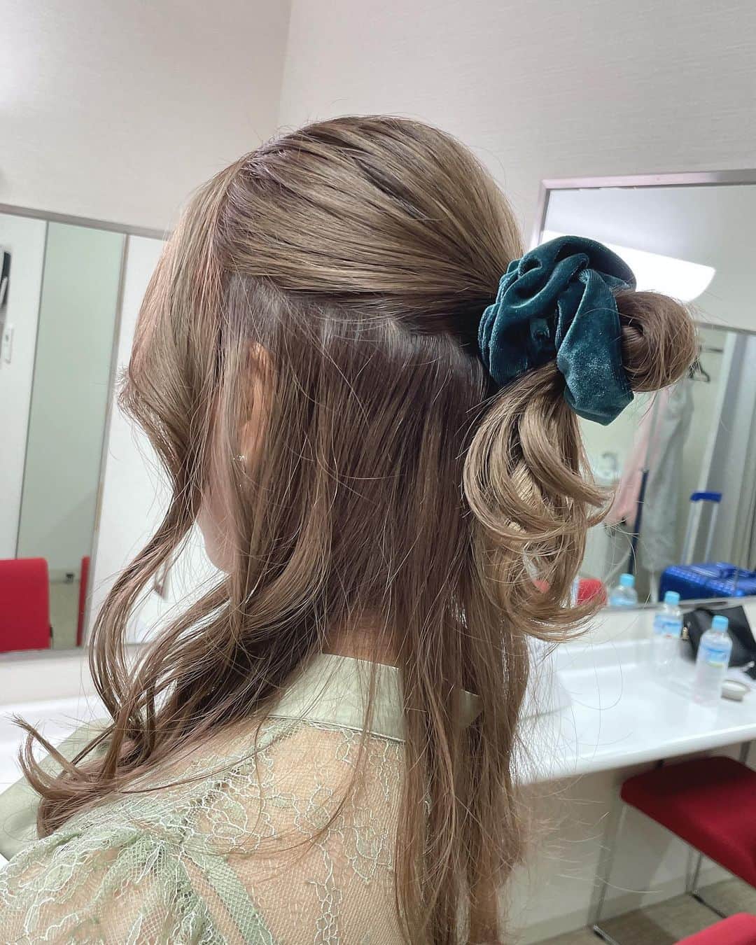 大島麻衣さんのインスタグラム写真 - (大島麻衣Instagram)「可愛くゆるめハーフアップ🎀 髪色もいい感じです👍 #hairstyle #haircolor #ハーフアップ #헤어스타일 #헤어어레인지 #메이크업」10月25日 20時44分 - maioshima911