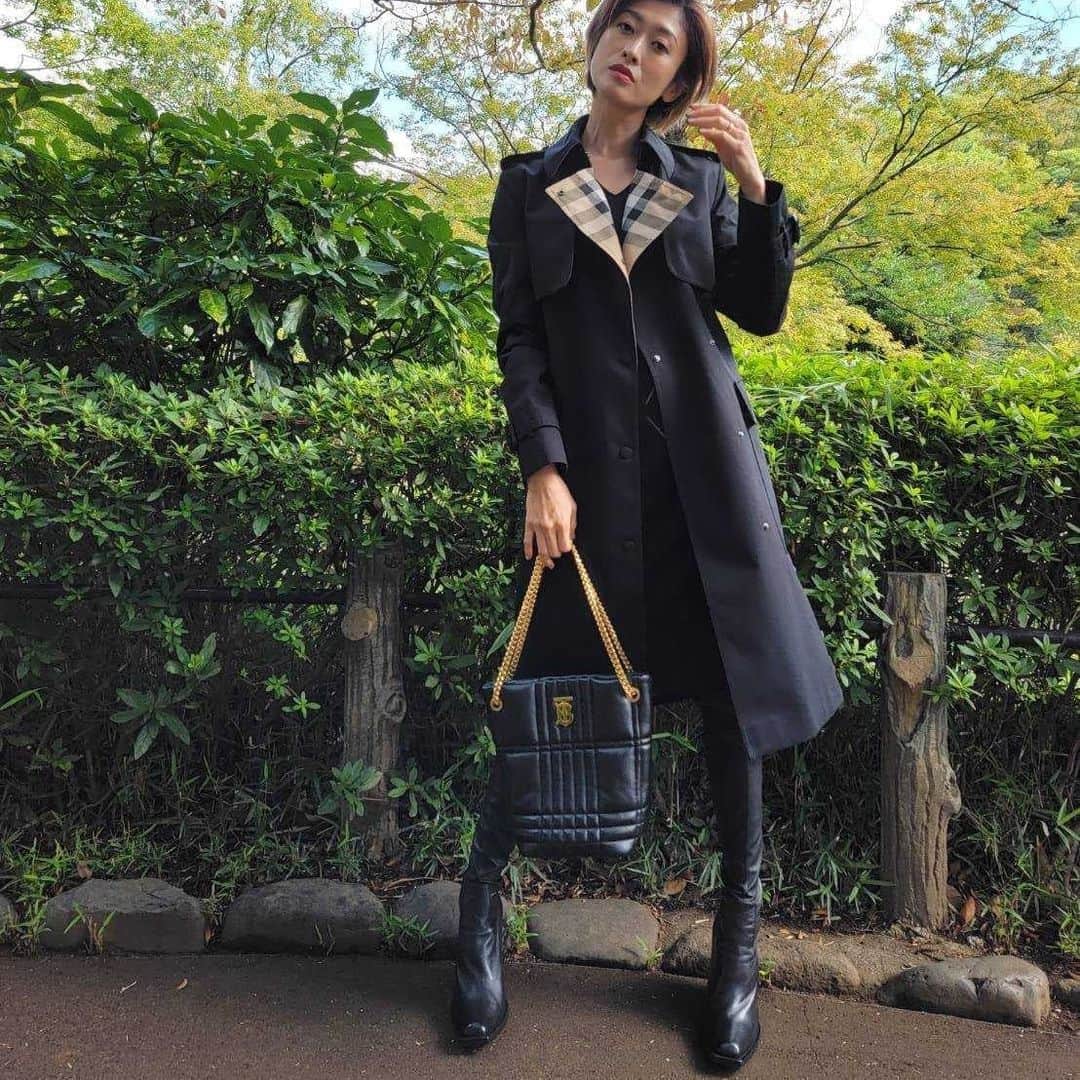 山田優さんのインスタグラム写真 - (山田優Instagram)「バッグはLolaバッグの新作です❤️  キルティングで バーバリーチェックが表現されてます!!  もう、アウターが必要な季節ですね〜🧥  レイヤードを楽しみながら 寒さを乗り切ります。w  @burberry  #burberryouterwear #thelolabag」10月25日 20時53分 - yu_yamada_