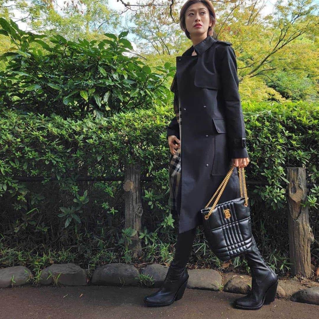 山田優さんのインスタグラム写真 - (山田優Instagram)「バッグはLolaバッグの新作です❤️  キルティングで バーバリーチェックが表現されてます!!  もう、アウターが必要な季節ですね〜🧥  レイヤードを楽しみながら 寒さを乗り切ります。w  @burberry  #burberryouterwear #thelolabag」10月25日 20時53分 - yu_yamada_