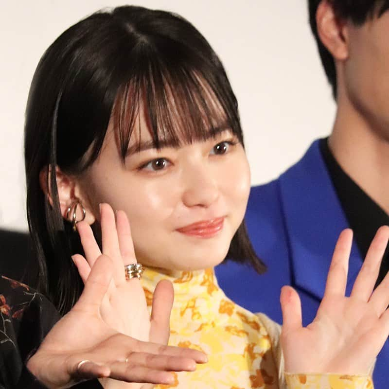 アミュモバ(アミューズモバイル)のインスタグラム：「#山田杏奈 主演映画 「#ひらいて」公開記念舞台挨拶 フォトレポート公開中📸 レポートは #アミュモバ でCHECK☑️ ハイライトからレポートへ飛べます✈️ @amusemobile   “好きな人の好きな人”をロックオンし、大胆不敵な行動に出る主人公・木村愛を山田が熱演🎥 舞台挨拶では、作品に込めた強い想いや、役との向き合い方について語りました🎤  映画は全国公開中です❣️」