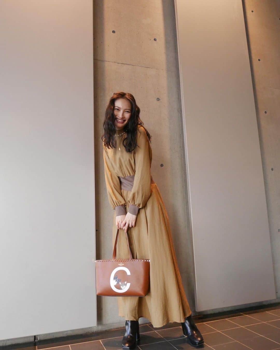 大政絢のインスタグラム：「#今日の絢服  dress @intimite_onemile  bag @maisonvalentino  boots @toryburch  necklace @norc.jp  @bijou_de_m」